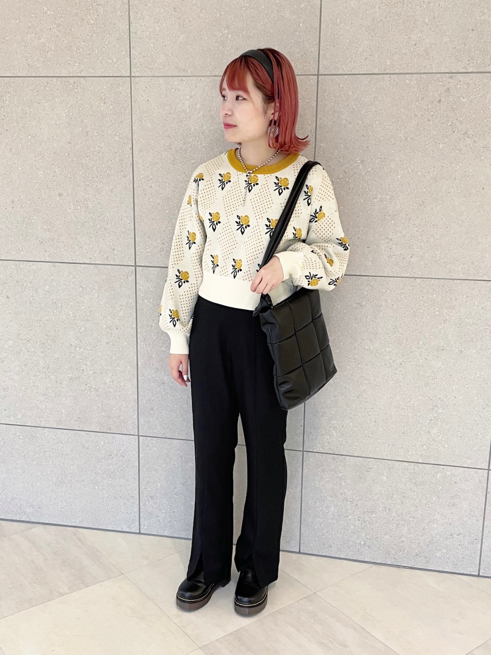 「wcloset、ダブルクローゼット、ニット、ニットコーデ、フレアパンツ、ショート丈トップス、韓国ファッション、レトロ」｜「w closetの12Gバラドット柄プルオーバー（ニット/セーター、ホワイト系）」を使った、Shiho Moriokaさん（レディース・157cm）の秋コーディネートの1枚目の写真