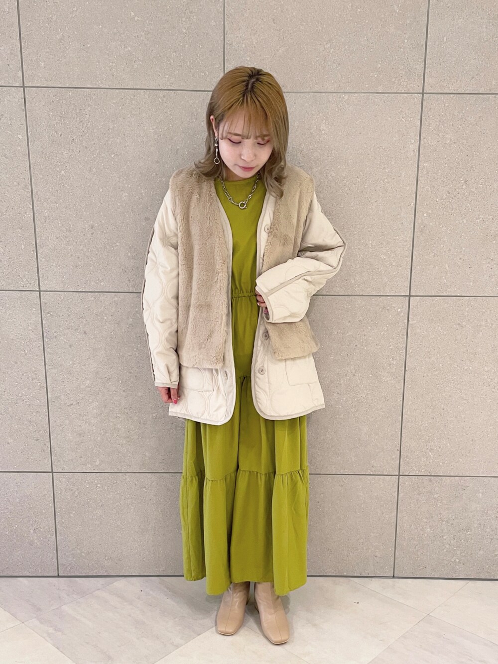「wcloset、ダブルクローゼット、冬コーデ、冬アウター、アウター、キルティングジャケット、ジャケット、ベスト、ファーベスト、レイヤードスタイル、ワンピース、ティアード、ティアードワンピース、カラーコーデ、ストレッチブーツ」｜「w closetのエコファーベスト（ベスト、ベージュ系）」を使った、Shiho Moriokaさん（レディース・157cm）の冬コーディネートの1枚目の写真