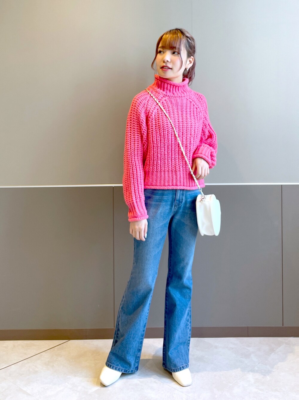「wcloset、w closet、ダブルクローゼット、シンプルスタイル、カラーコーデ、パンツスタイル、カジュアルコーデ、オトナカジュアル、秋のコーデ、大人かわいい、秋服準備はじめました、カラーニット、フレアデニム、ピンク、骨格ストレート」｜「Alley by w closetの【Alley】オフタートルニットプルオーバー（ニット/セーター、ピンク系）」を使った、Shiho Moriokaさん（レディース・157cm）の秋コーディネートの1枚目の写真