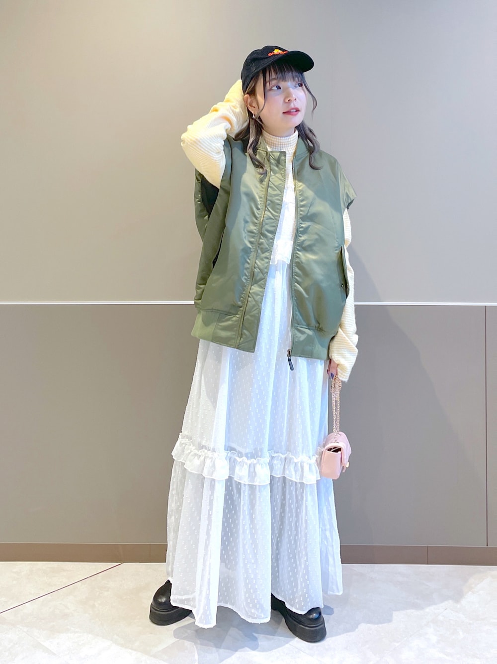 「wcloset、w closet、ダブルクローゼット、カジュアルコーデ、MA-1、ベスト、カジュアルガーリー、甘辛mix、フリルワンピース、ボーダートップス、カラーコーデ、秋コーデ、ニットコーデ、レイヤードスタイル、骨格ストレート」｜「w closetの【2WAY】MA-1（MA-1、グリーン系）」を使った、Shiho Moriokaさん（レディース・157cm）の秋コーディネートの1枚目の写真