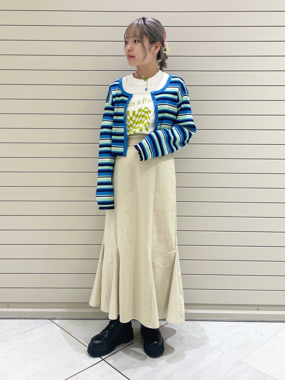 「wcloset、ダブルクローゼット、春服みてみて、春コーデ、カジュアル、オトナカジュアル、カラーコーデ、ボーダー、カーディガン、ショート丈トップス、マーメイドスカート」｜「w closetの12Gマルチボーダー両A面カーディガン（カーディガン/ボレロ、ブルー系）」を使った、Shiho Moriokaさん（レディース・157cm）の春コーディネートの1枚目の写真