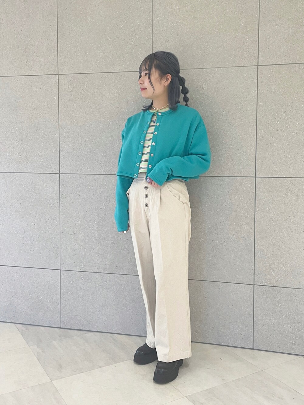 「wcloset、ダブルクローゼット、alleybywcloset、アリーバイダブルクローゼット、カジュアル、春コーデ、カーディガン、カラーコーデ、ボーダー、ボーダートップス、ハイウエスト、ハイウエストパンツ、ショート丈トップス」｜「w closetのスウェットショートクルーネックカーディガン（カーディガン/ボレロ、グリーン系）」を使った、Shiho Moriokaさん（レディース・157cm）の冬コーディネートの1枚目の写真