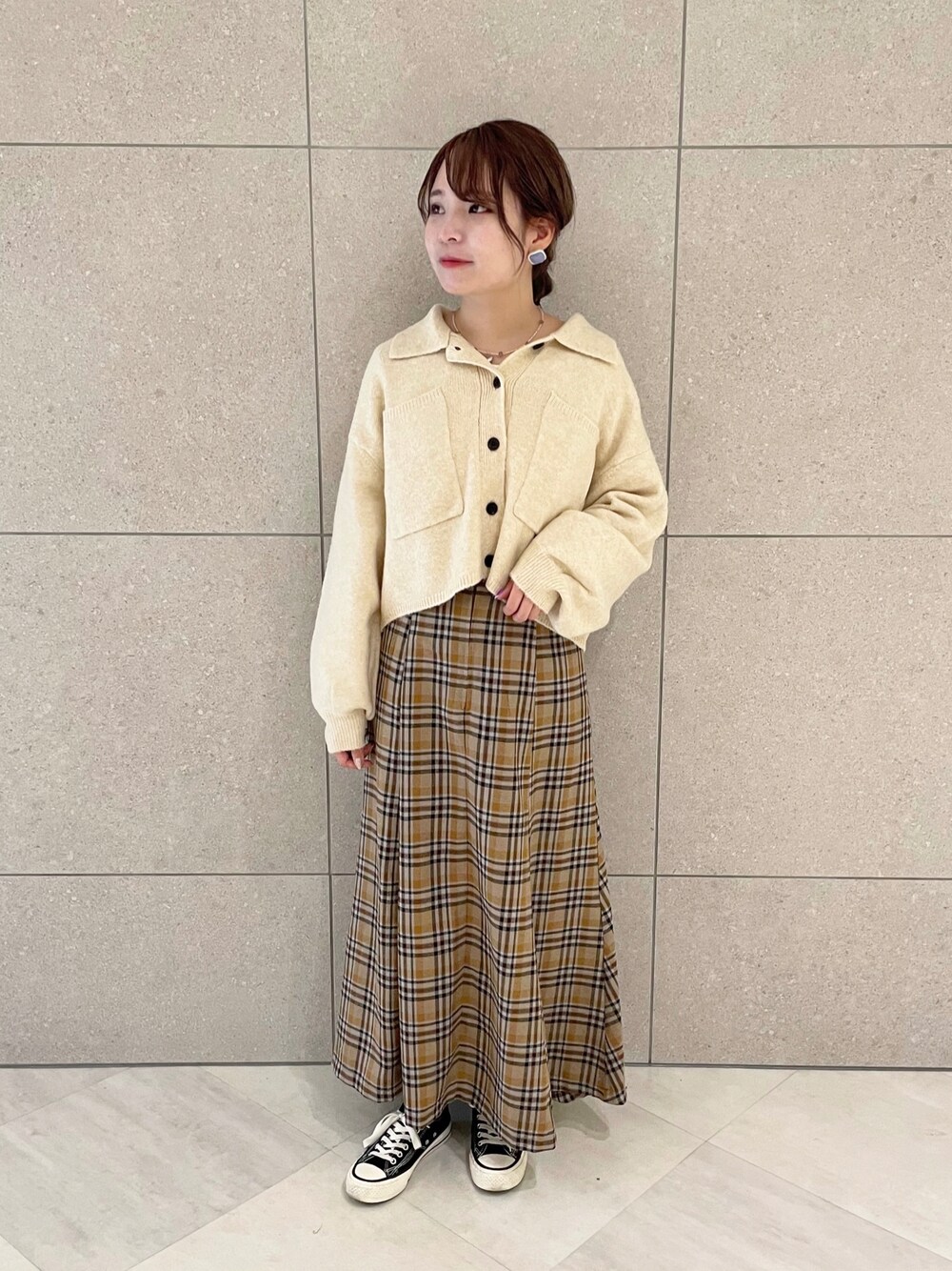 「wcloset、ダブルクローゼット、秋服、秋のコーデ、ショート丈トップス、ショートニット、カーディガン、ジャンスカ、ジャンパースカート、マーメイドスカート、２ＷＡＹ、チェック、チェックスカート」｜「w closetの【インスタライブ紹介アイテム】襟付きビックポケットショートカーディガン（カーディガン/ボレロ、ホワイト系）」を使った、Shiho Moriokaさん（レディース・157cm）の秋コーディネートの1枚目の写真