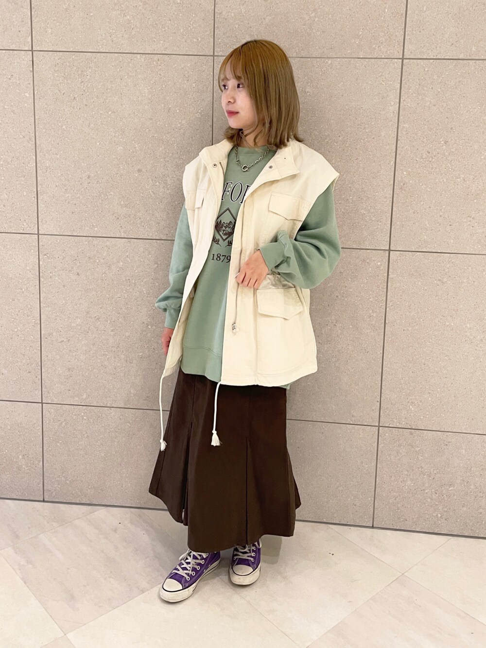 「wcloset、ダブルクローゼット、スウェット、ベスト、ミリタリーベスト、スカート、マーメイドスカート、カジュアルコーデ」｜「w closetの【2022S/S】スタンドネックドロップショルダーミリタリーベスト（ミリタリージャケット、ホワイト系）」を使った、Shiho Moriokaさん（レディース・157cm）の冬コーディネートの1枚目の写真