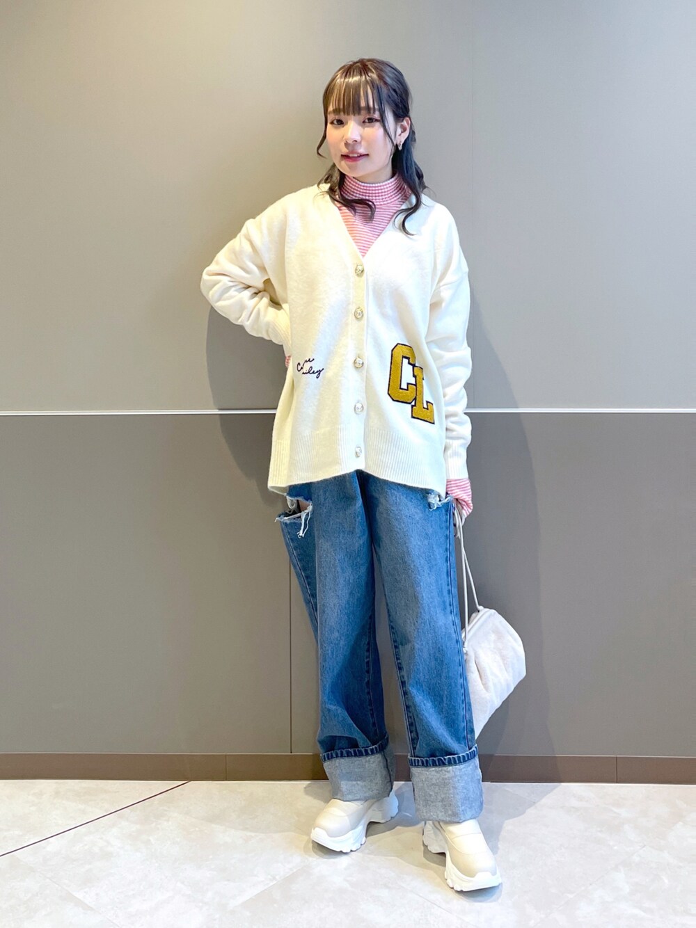 「wcloset、w closet、ダブルクローゼット、秋のコーデ、秋服、カーディガン、レタードカーディガン、ブーツスタイル、パンツコーデ、ダメージデニムパンツ、カラーコーデ、ボーダー、ボーダートップス、ボーダーニット、骨格ストレート」｜「w closetの落書き風レタードカーディガン（カーディガン/ボレロ、ホワイト系）」を使った、Shiho Moriokaさん（レディース・157cm）の秋コーディネートの1枚目の写真