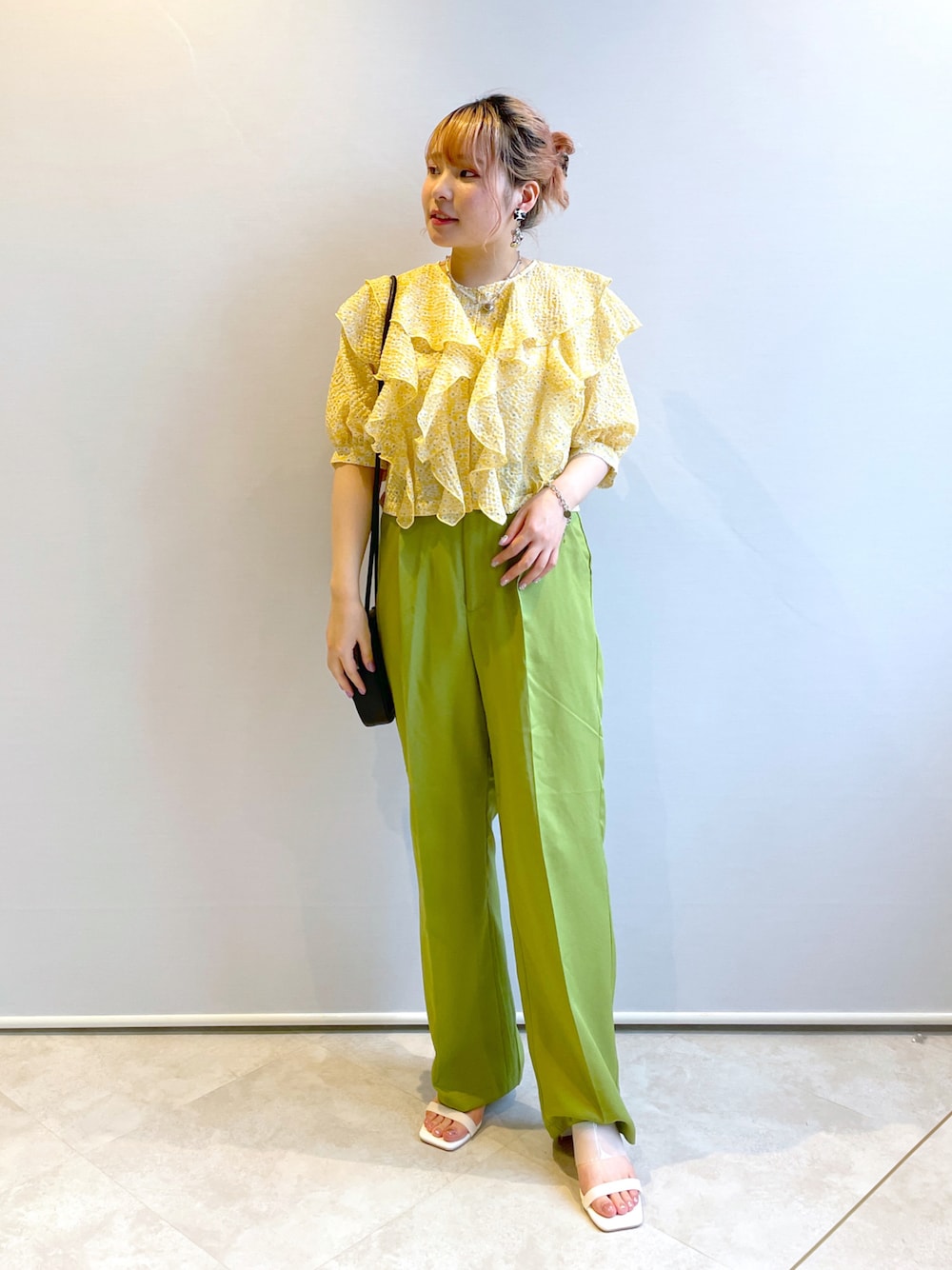 「w closet、ダブルクローゼット、wcloset、大人カジュアル、サンダルコーデ、大人女子、キレイめ、今日のコーデ、オトナカワイイ、パンツコーデ、夏、初夏コーデ、ブラウス、カラーコーデ、骨格ストレート」｜「w closetの【2WAY】小花柄フリルブラウス（シャツ/ブラウス、イエロー系）」を使った、Shiho Moriokaさん（レディース・157cm）の夏コーディネートの1枚目の写真