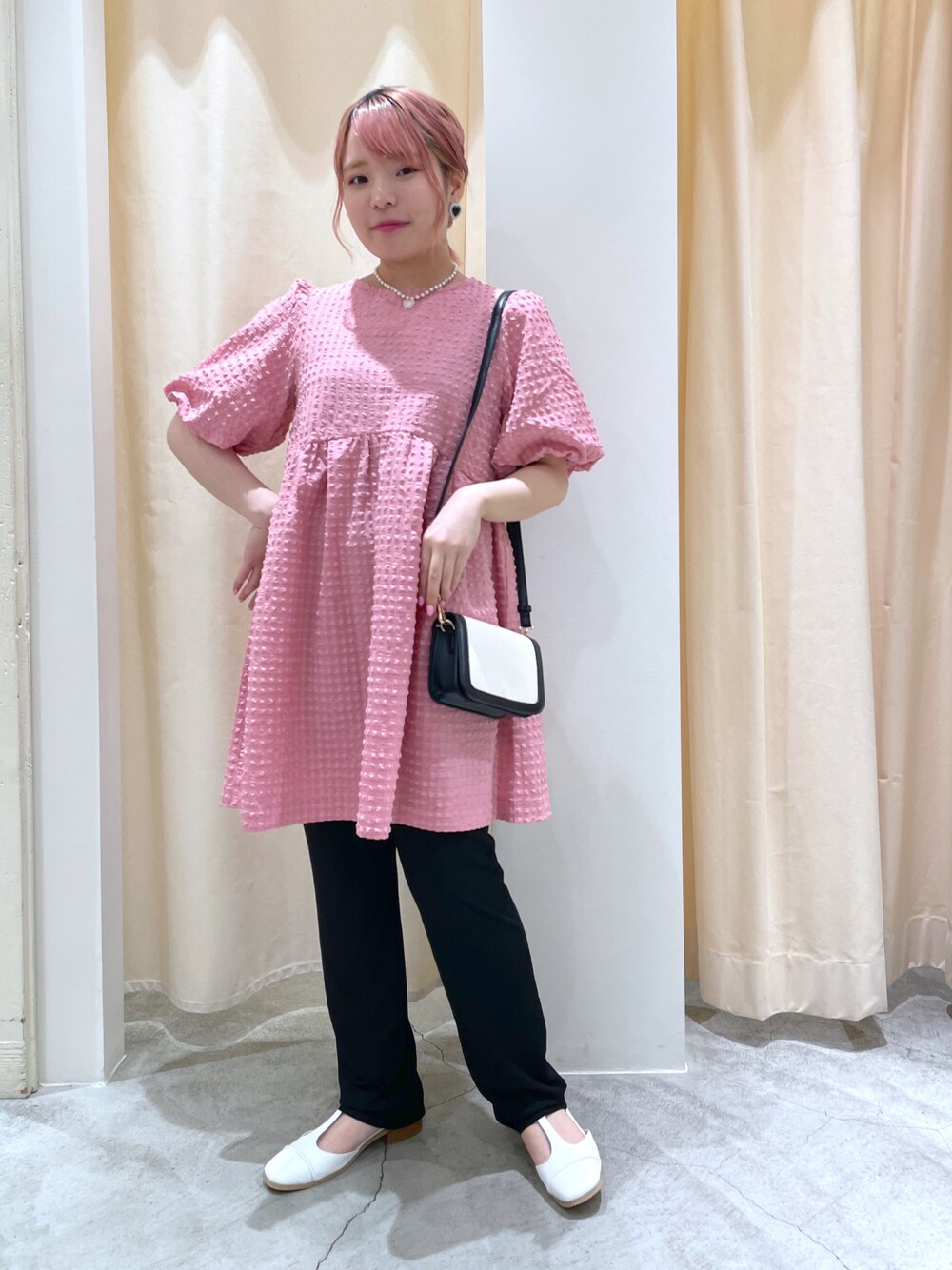 「wcloset、w closet、ダブルクローゼット、チュニック、ブラウス、カラーコーデ、ピンクコーデ、パンツスタイル、ラクチンコーデ、夏コーデ、ラフ、ボリューム袖、低身長コーデ、ごきげんウィーク、骨格ストレート」｜「w closetのバックリボンパフスリーブチュニック（シャツ/ブラウス、ピンク系）」を使った、Shiho Moriokaさん（レディース・157cm）の春コーディネートの1枚目の写真