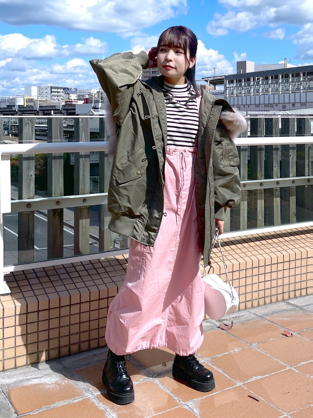「wcloset、w closet、ダブルクローゼット、alleybywcloset、アリーバイダブルクローゼット、N3B、ブルゾン、冬アウター、冬コーデ、オトナカジュアル、カーゴスカート、カラーコーデ、ボーダーニット、ピンクコーデ、骨格ストレート」｜「Alley by w closetの【マルチウェイ】【Alley】N-3Bブルゾン（ミリタリージャケット、グリーン系）」を使った、Shiho Moriokaさん（レディース・157cm）の秋コーディネートの1枚目の写真