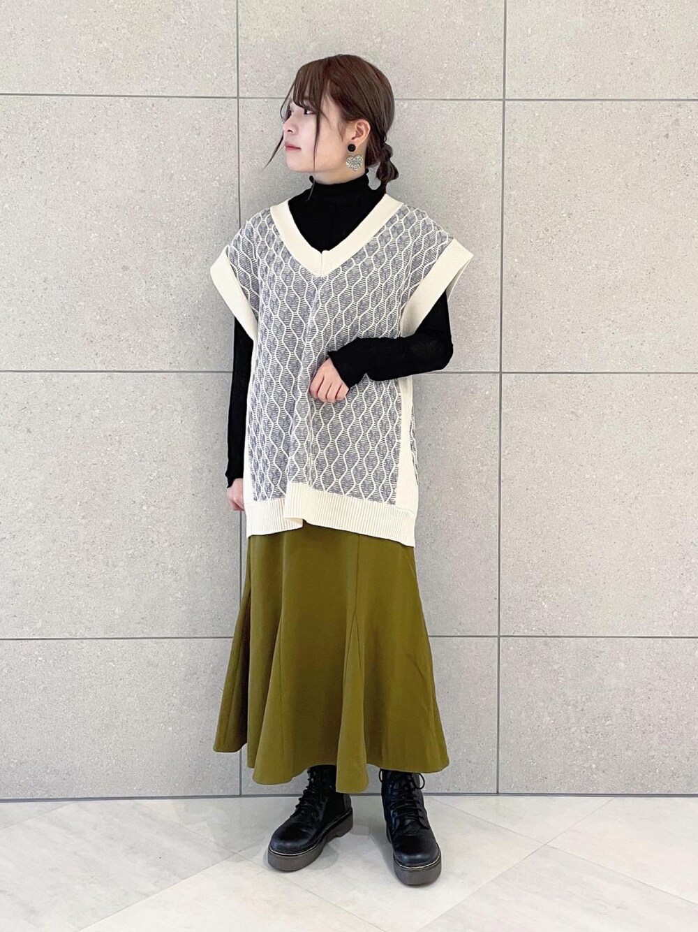 「wcloset、ダブルクローゼット、きれいめカジュアル、大人コーデ、ベスト、ニットベスト、マーメイドスカート、スカート、ハイネック、レイヤードスタイル、トレンド、柄」｜「w closetのアウトロックタートルネックプルオーバー（Tシャツ/カットソー、ブラック系）」を使った、Shiho Moriokaさん（レディース・157cm）の秋コーディネートの1枚目の写真