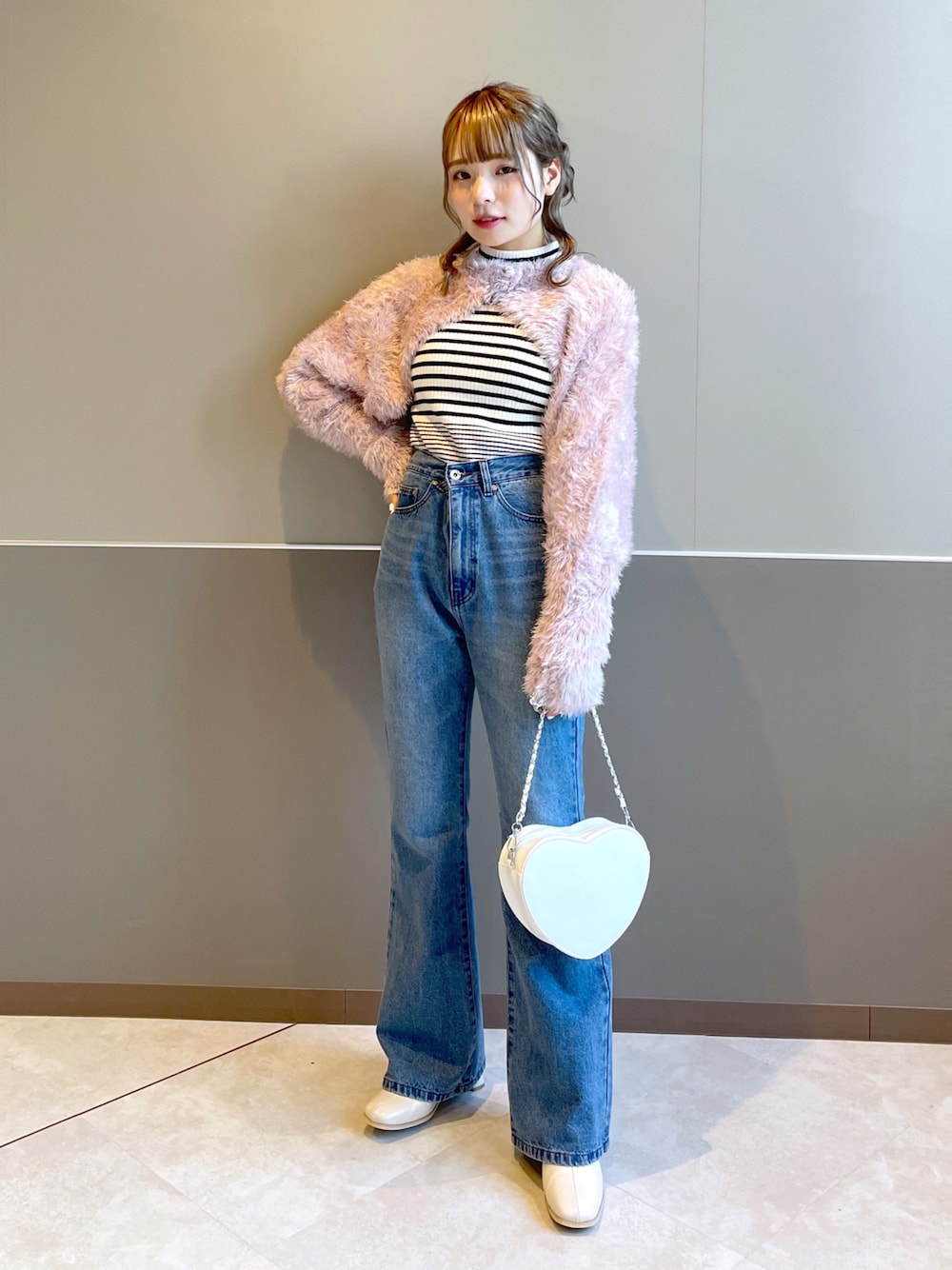 「wcloset、w closet、秋冬コーデ、カジュアルガーリー、大人かわいい、フェザー、ボーダーニット、デニム、フレアデニム、カラーコーデ、ショート丈トップス、骨格ストレート、デニムパンツ、ブーツ、ダブルクローゼット」｜「w closetの【マルチウェイ】フェザーヤーンボレロ&リブキャミソールSET（ニット/セーター、ピンク系）」を使った、Shiho Moriokaさん（レディース・157cm）の秋コーディネートの1枚目の写真