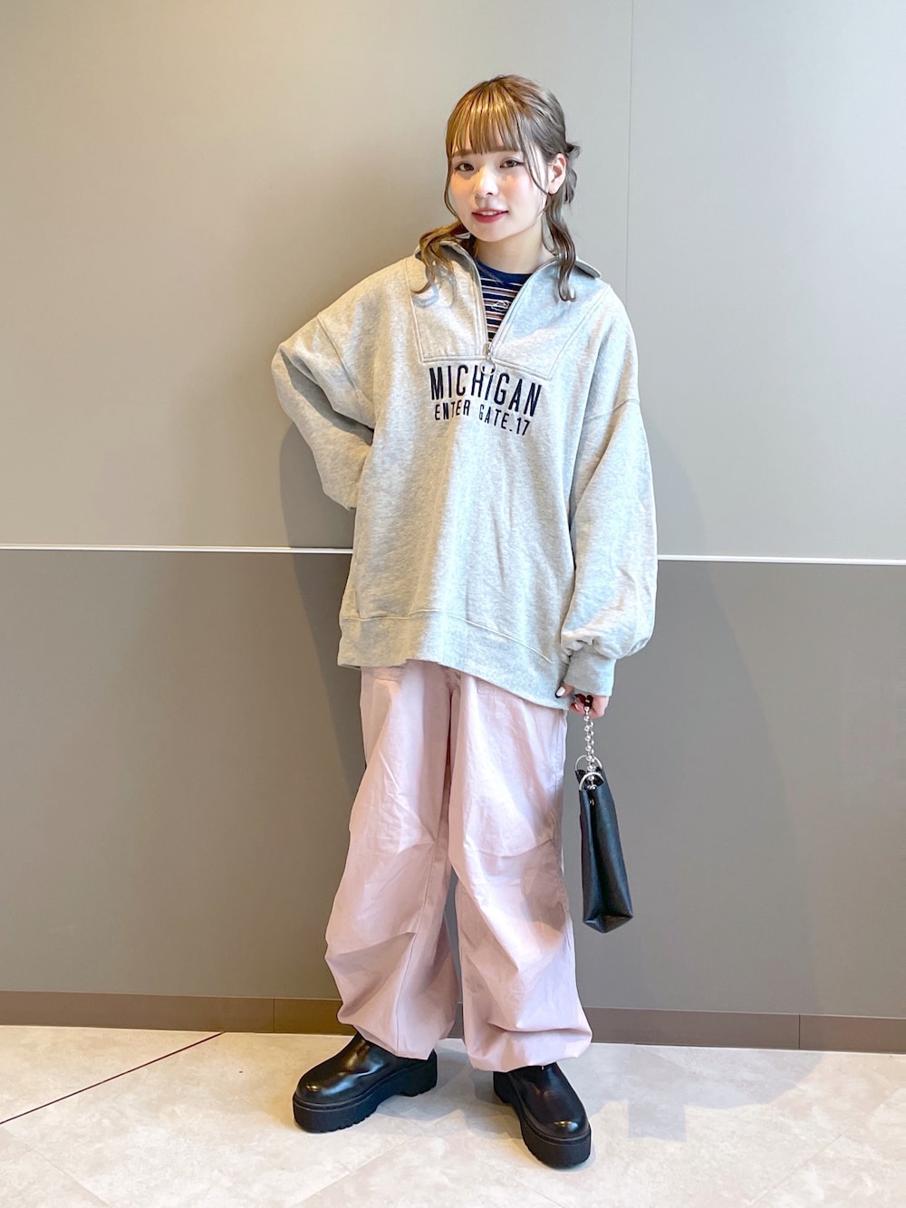 「wcloset、w closet、ダブルクローゼット、秋のコーデ、冬のコーデ、ラクチンコーデ、カジュアル、ハーフジップ、スウェット、カーゴパンツ、カラーパンツ、カラーコーデ、オーバーサイズ、ビッグシルエット、骨格ストレート」｜「w closetのハーフZIP刺繍スウェット（スウェット、グレー系）」を使った、Shiho Moriokaさん（レディース・157cm）の秋コーディネートの1枚目の写真