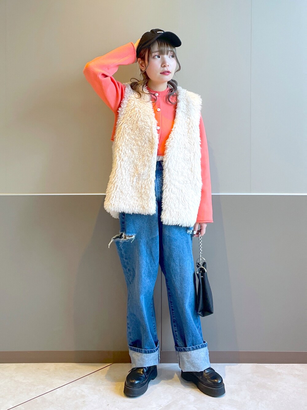 「w closet、wcloset、ダブルクローゼット、秋冬コーデ、カジュアルコーデ、パンツコーデ、大人かわいい、オトナカジュアル、ファーベスト、ショート丈トップス、カーディガン、パール、ダメージデニムパンツ、デニム、骨格ストレート」｜「w closetのショートクルーネックカーディガン（カーディガン/ボレロ、レッド系）」を使った、Shiho Moriokaさん（レディース・157cm）の秋コーディネートの1枚目の写真