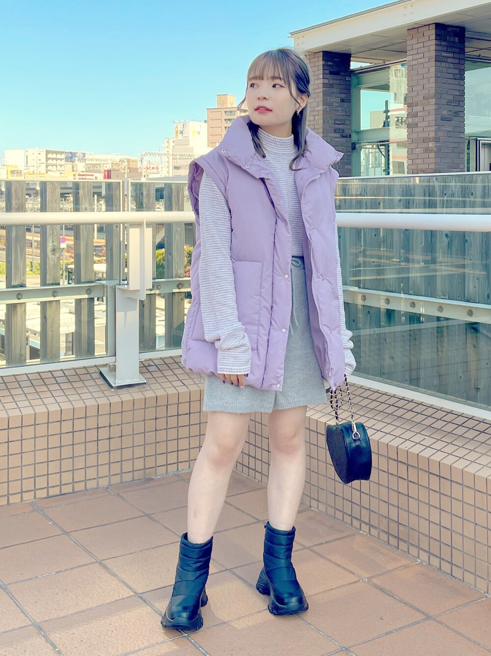 「wcloset、w closet、ダブルクローゼット、冬コーデ、秋服、お出かけコーデ、カジュアルコーデ、カラーコーデ、ダウンベスト、ダウンジャケット、ショートパンツ、ラベンダー、BOAライナー、骨格ストレート」｜「w closetの【2WAY】中綿ブルゾン（ダウンジャケット/コート、パープル系）」を使った、Shiho Moriokaさん（レディース・157cm）の秋コーディネートの1枚目の写真