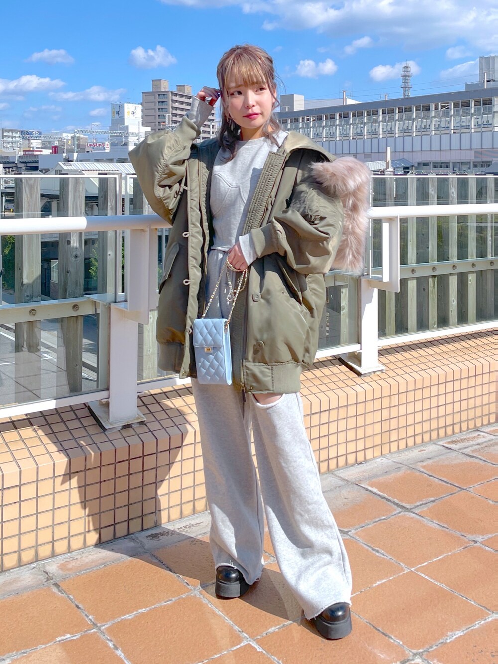 「alleybywcloset、アリーバイダブルクローゼット、wcloset、ダブルクローゼット、w closet、秋冬コーデ、カジュアルコーデ、ストリート、セットアップ、N3B、スウェット、スウェットパンツ、韓国ファッション、韓国コーデ、骨格ストレート」｜「Alley by w closetの【マルチウェイ】【Alley】N-3Bブルゾン（ミリタリージャケット、グリーン系）」を使った、Shiho Moriokaさん（レディース・157cm）の秋コーディネートの1枚目の写真