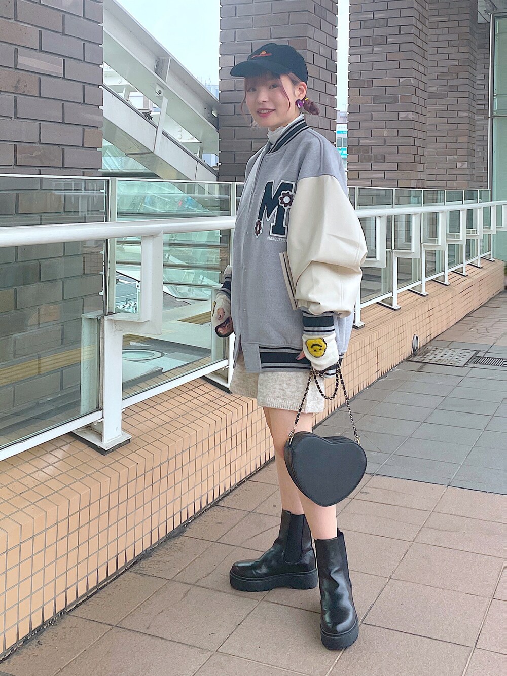「wcloset、w closet、ダブルクローゼット、秋服コーデ、秋冬コーデ、スタジャン、ショートパンツ、サイドゴアブーツ、ニットパンツ、カジュアルコーデ、ミニバッグ、骨格ストレート、秋ルック紹介するよ、アームウォーマー、ブーツスタイル」｜「w closetのマーガレットメルトンスタジャン（ジャケット/アウター、グレー系）」を使った、Shiho Moriokaさん（レディース・157cm）の秋コーディネートの1枚目の写真
