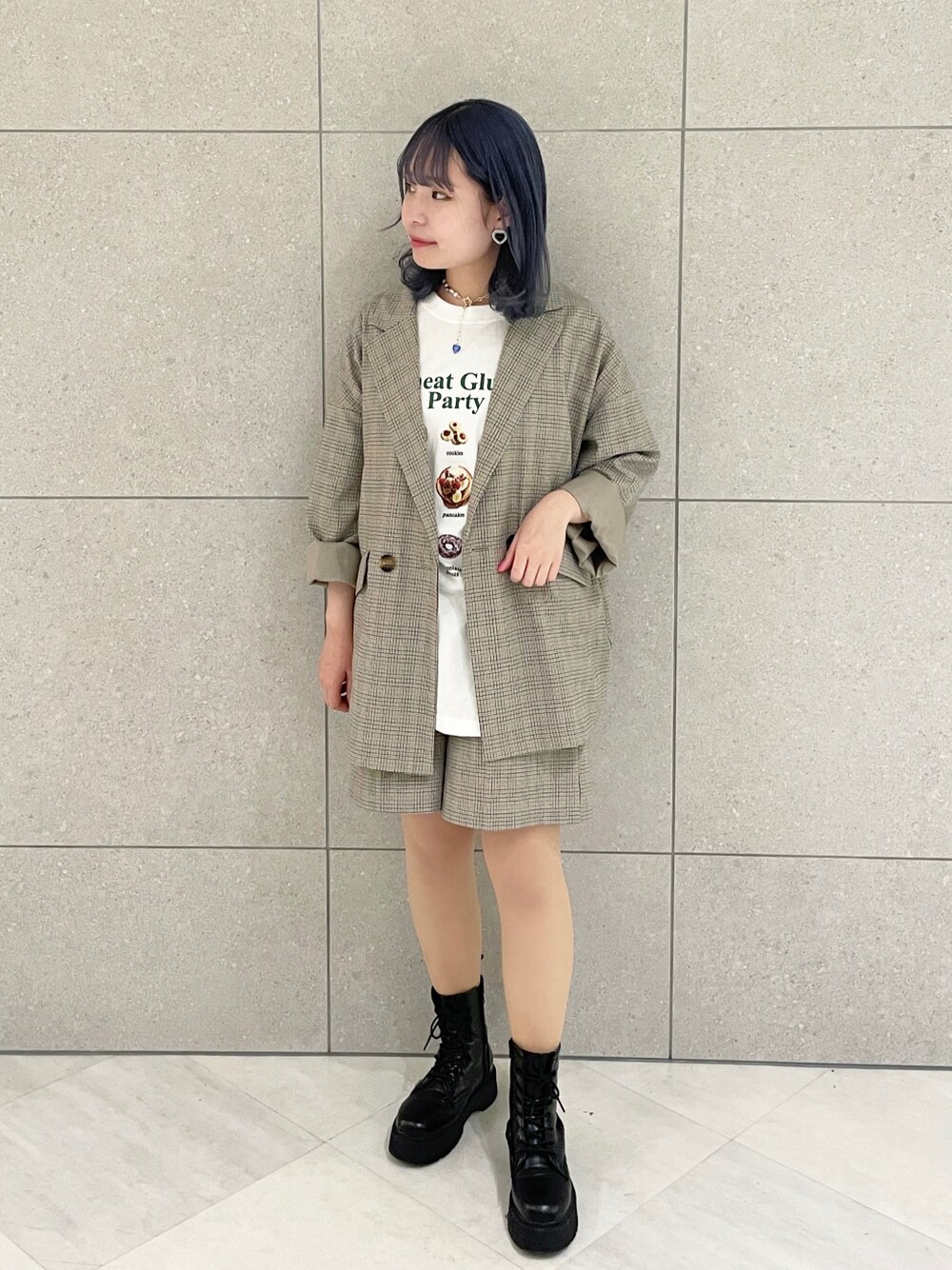 「wcloset、ダブルクローゼット、alleybywcloset、アリーバイダブルクローゼット、セットアップ、韓国ファッション、チェック、カジュアル、オトナカジュアル」｜「w closetの【SETUP対応】W前ドロップショルダーテーラードジャケット（テーラードジャケット、ベージュ系）」を使った、Shiho Moriokaさん（レディース・157cm）の冬コーディネートの1枚目の写真