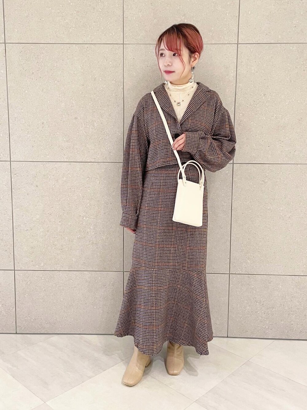 「wcloset、秋のコーデ、きれいめカジュアル、秋服、大人コーデ、セットアップ、ジャケット、マーメイドスカート、ショート丈ジャケット、ショートジャケット、ショルダーバッグ、ポシェット」｜「w closetの起毛チェックショート丈シャツジャケット（シャツ/ブラウス、ブルー系）」を使った、Shiho Moriokaさん（レディース・157cm）の秋コーディネートの1枚目の写真