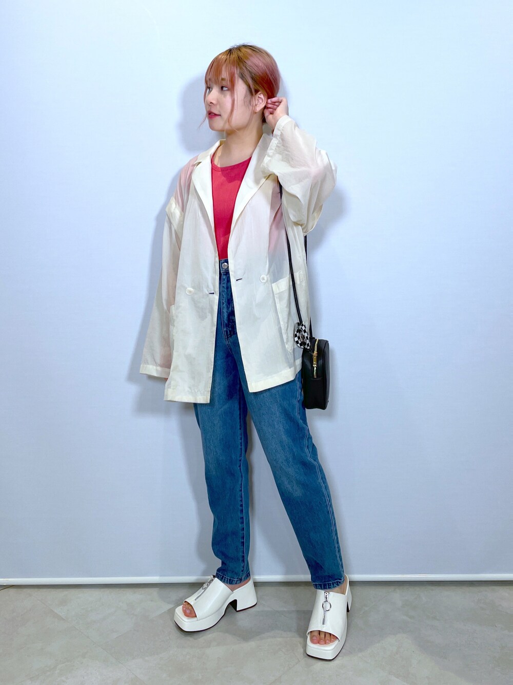 「w closet、wcloset、ダブルクローゼット、春コーデ、大人カジュアル、シンプルコーデ、カラー×コーデ、カジュアル、初夏コーデ、シアー、シアーシャツ、ジャケット、デニム、テーパードデニム、オトナ女子」｜「w closetの2WAY W前テーラードジャケット（テーラードジャケット、ホワイト系）」を使った、Shiho Moriokaさん（レディース・157cm）の春コーディネートの1枚目の写真