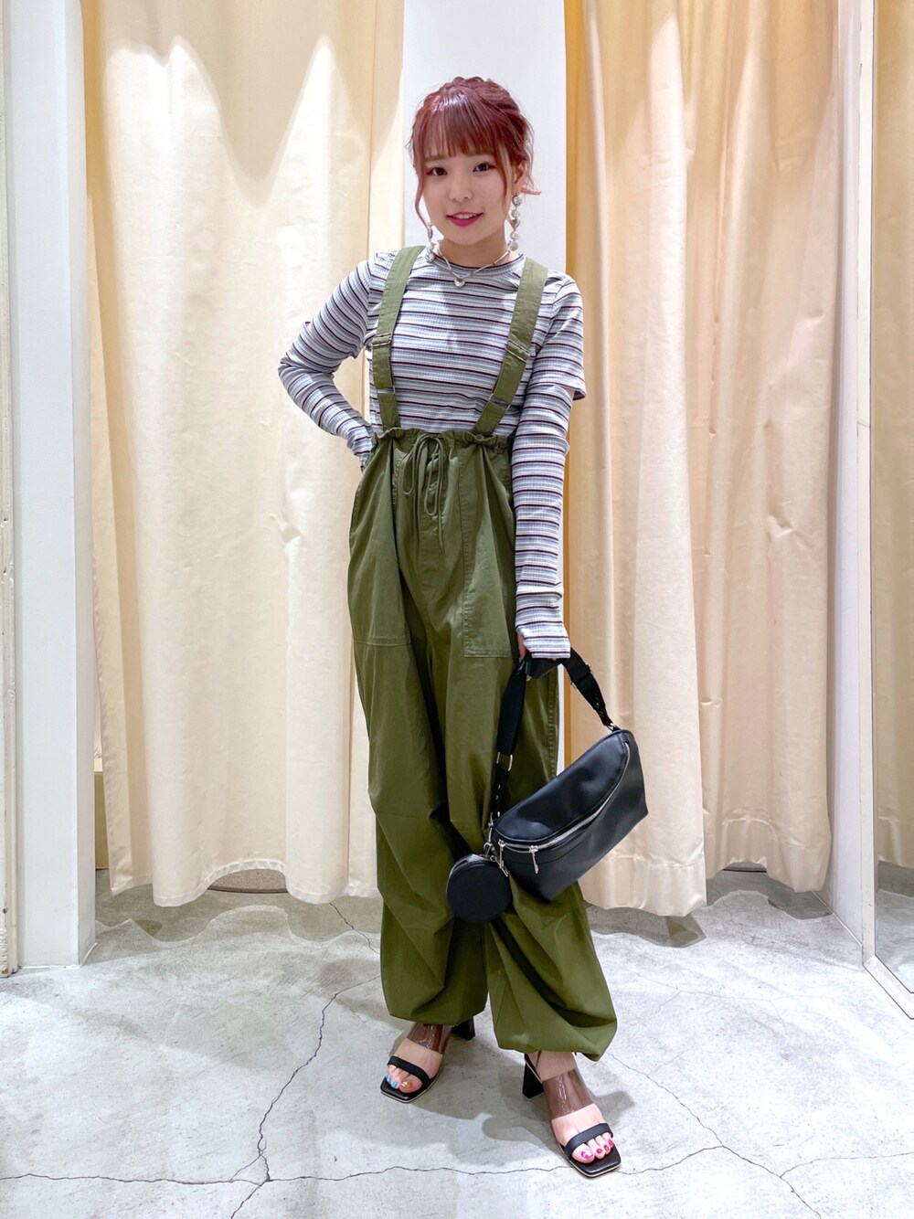 「wcloset、w closet、ダブルクローゼット、お出かけコーデ、カジュアル、パラシュートパンツ、ボーダー、アームウォーマー、アームカバー、y2k、大人カジュアル、パンツスタイル、サロペット、骨格ストレート」｜「w closetの【マルチウェイ】マルチボーダーアームカバープルオーバー（Tシャツ/カットソー、ブルー系）」を使った、Shiho Moriokaさん（レディース・157cm）の夏コーディネートの1枚目の写真