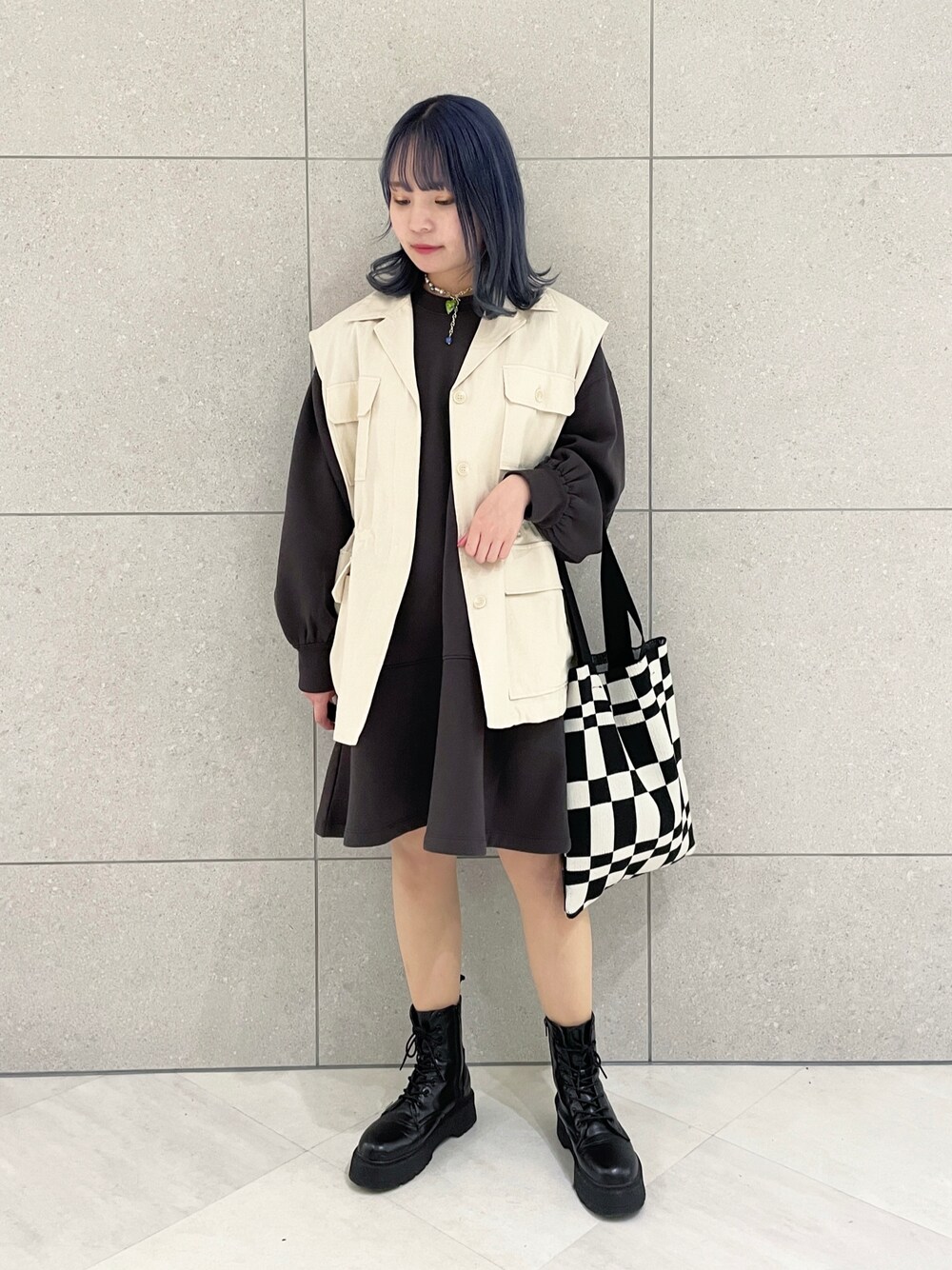 「wcloset、ダブルクローゼット、春物、春服、春、春コーデ、カジュアルコーデ、ミニワンピ、マーメイドワンピース、ミリタリーベスト、バッグ、トートバッグ」｜「w closetのクルーネックボリューム袖フリルワンピース（ワンピース、ブラック系）」を使った、Shiho Moriokaさん（レディース・157cm）の冬コーディネートの1枚目の写真
