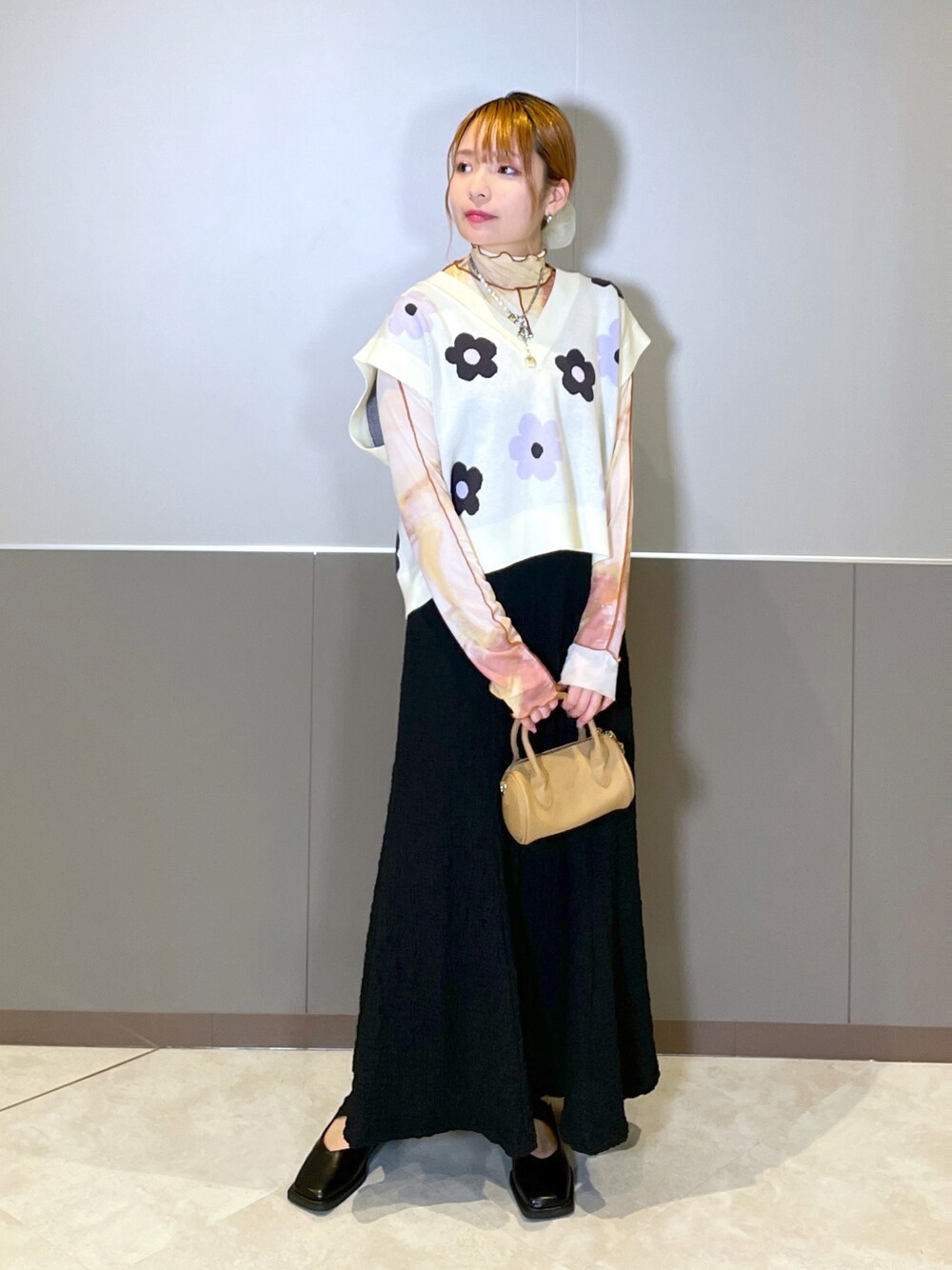 「wcloset、w closet、ダブルクローゼット、alleybywcloset、アリーバイダブルクローゼット、秋、秋のコーデ、オトナ女子、着回しコーデ、オトナカジュアル、大人コーデ、キャミワンピ、マーメイドスカート、骨格ストレート」｜「w closetのレトロフラワー柄ジャガードニットベスト（ベスト、ホワイト系）」を使った、Shiho Moriokaさん（レディース・157cm）の秋コーディネートの1枚目の写真