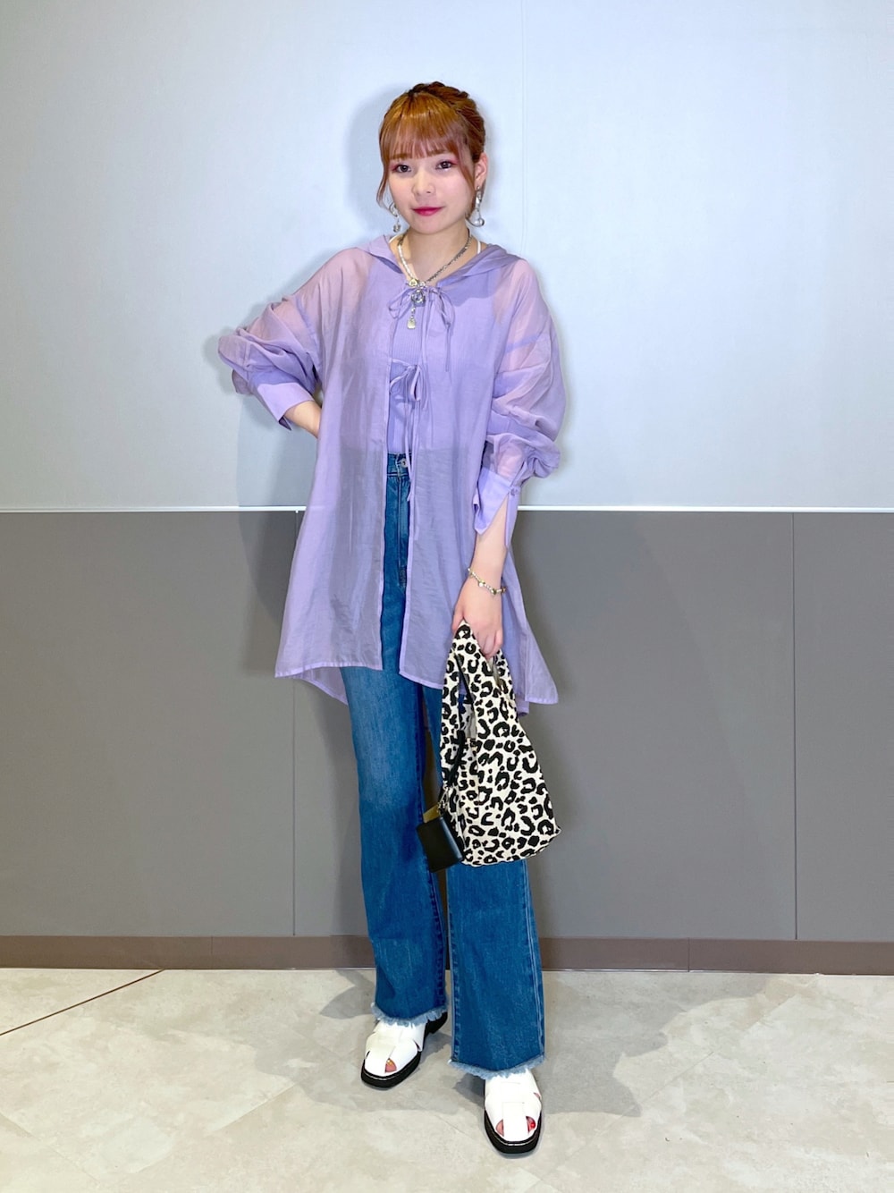 パープル系のシャツ/ブラウス、パープル系のタンクトップ、ブルー系のデニムパンツを着用したレディースの夏コーディネートの1枚目の写真