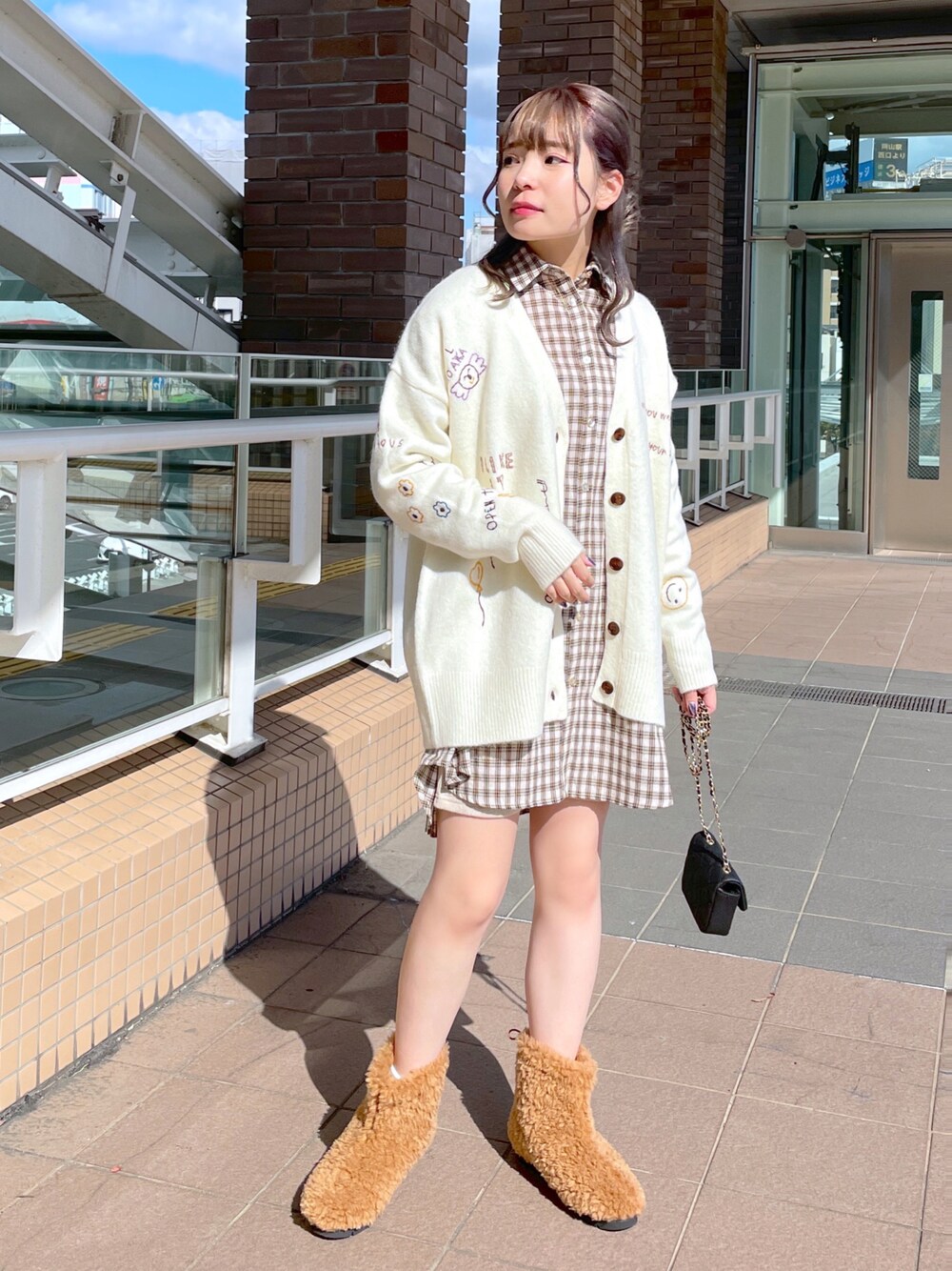「wcloset、w closet、ダブルクローゼット、秋服コーデ、ニット、チェックシャツ、カーディガン、柄ニット、ブーツ、ショートブーツ、ミニワンピ、ミニ丈、肌見せ、骨格ストレート」｜「w closetのアイテム（カーディガン/ボレロ、ホワイト系）」を使った、Shiho Moriokaさん（レディース・157cm）の秋コーディネートの1枚目の写真