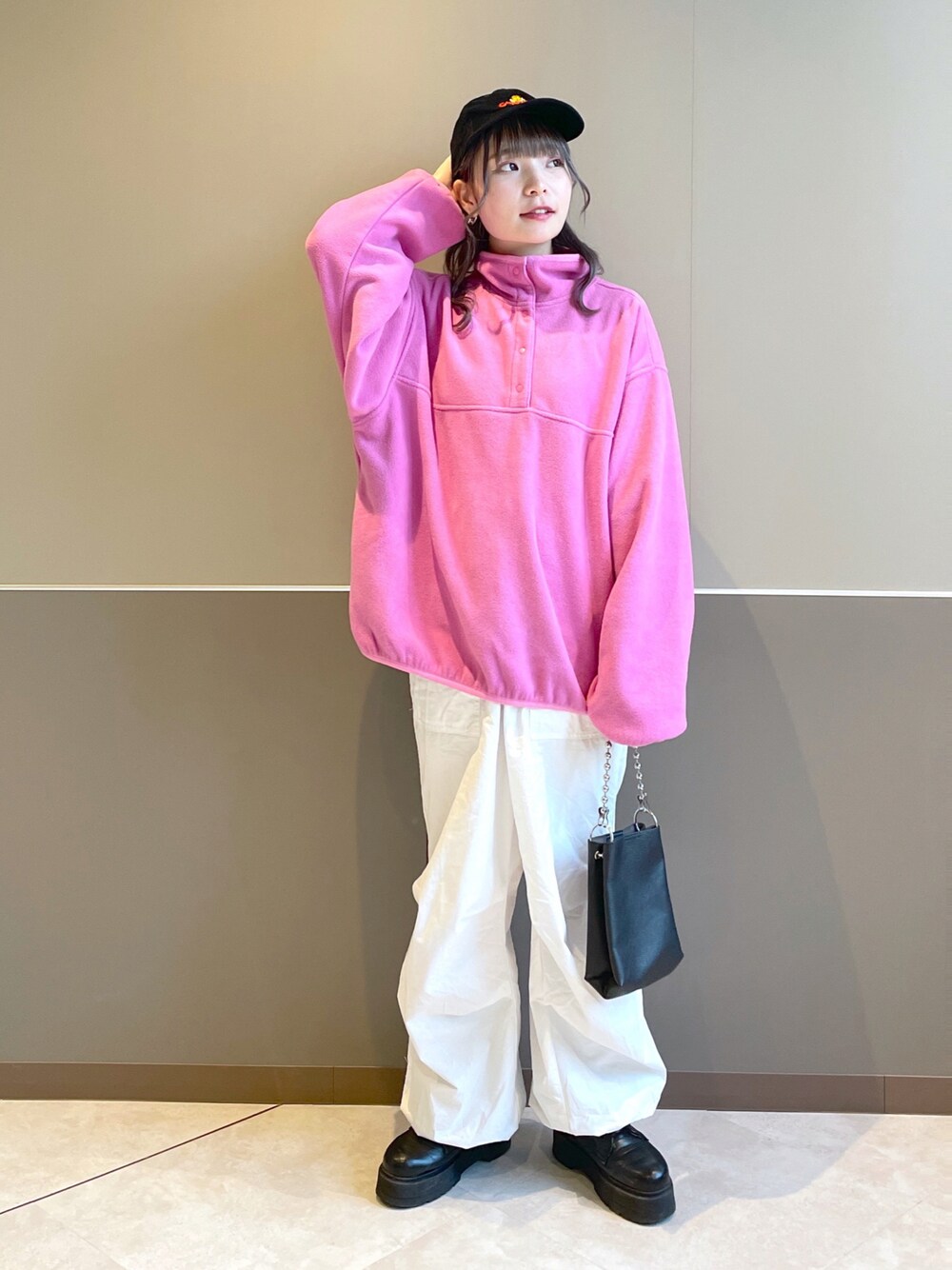 「wcloset、w closet、ダブルクローゼット、秋のコーデ、秋服、カジュアルコーデ、カジュアル、カラーコーデ、フリース、ピンクコーデ、パラシュートパンツ、カーゴパンツ、古着コーデ、オーバーサイズ、骨格ナチュラル」｜「w closetのフリースハーフスナッププルオーバー（その他トップス、ピンク系）」を使った、Shiho Moriokaさん（レディース・157cm）の秋コーディネートの1枚目の写真