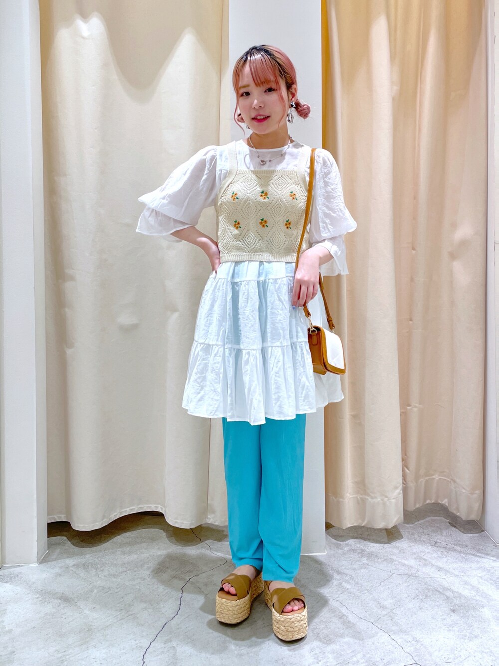「wcloset、w closet、ダブルクローゼット、アリーバイダブルクローゼット、alleybywcloset、春コーデ、カラー×コーデ、初夏コーデ、ガーリー、チュニック、ビスチェ、ティアード、透かし編みニット、刺繍、骨格ストレート」｜「w closetのラウンドネックティアードチュニック（シャツ/ブラウス、ホワイト系）」を使った、Shiho Moriokaさん（レディース・157cm）の春コーディネートの1枚目の写真