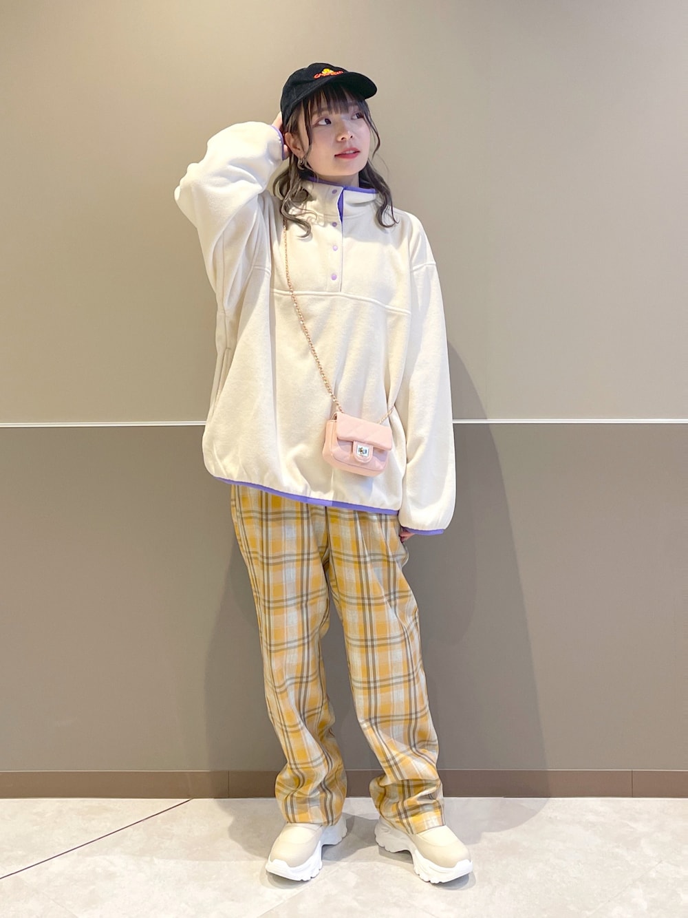 「wcloset、ダブルクローゼット、w closet、秋冬コーデ、大人かわいい、パンツスタイル、秋コーデ、フリース、チェックパンツ、オレンジ、カラーコーデ、カジュアルコーデ、キャップ、オーバーサイズ、骨格ストレート」｜「w closetの★先行予約★フリースハーフスナッププルオーバー【11月中旬入荷】（ジャケット/アウター、ホワイト系）」を使った、Shiho Moriokaさん（レディース・157cm）の秋コーディネートの1枚目の写真