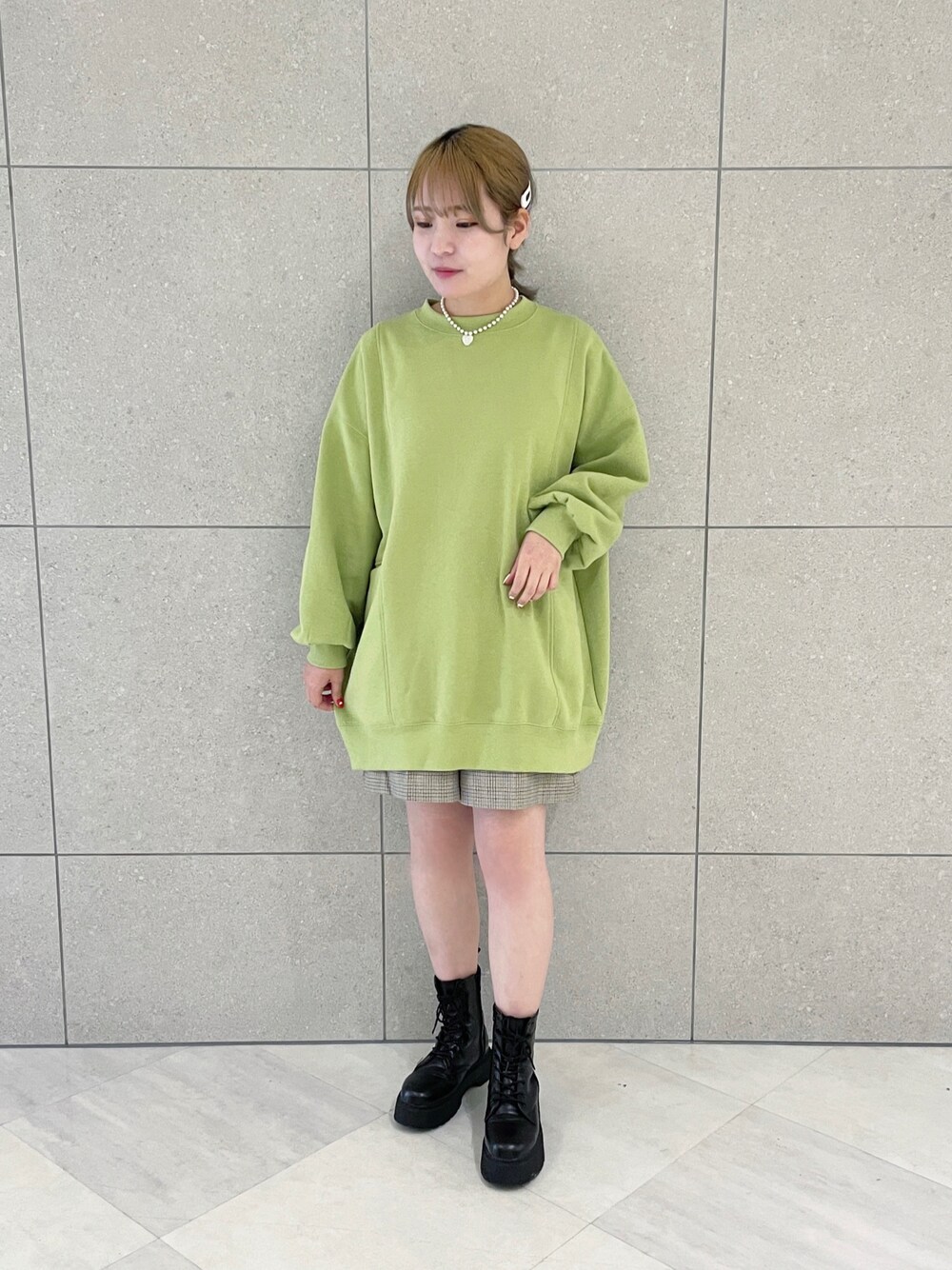 「wcloset、ダブルクローゼット、ダブクロ、カジュアル、カジュアルコーデ、スウェット、スウェットコーデ、オーバーサイズ、ビッグシルエット、ショートパンツ、チェックパンツ、トレンド、グリーン、カラーコーデ、ピスタチオ」｜「w closetの【2022S/S】スウェットモンスタープルオーバー（スウェット、グリーン系）」を使った、Shiho Moriokaさん（レディース・157cm）の冬コーディネートの1枚目の写真