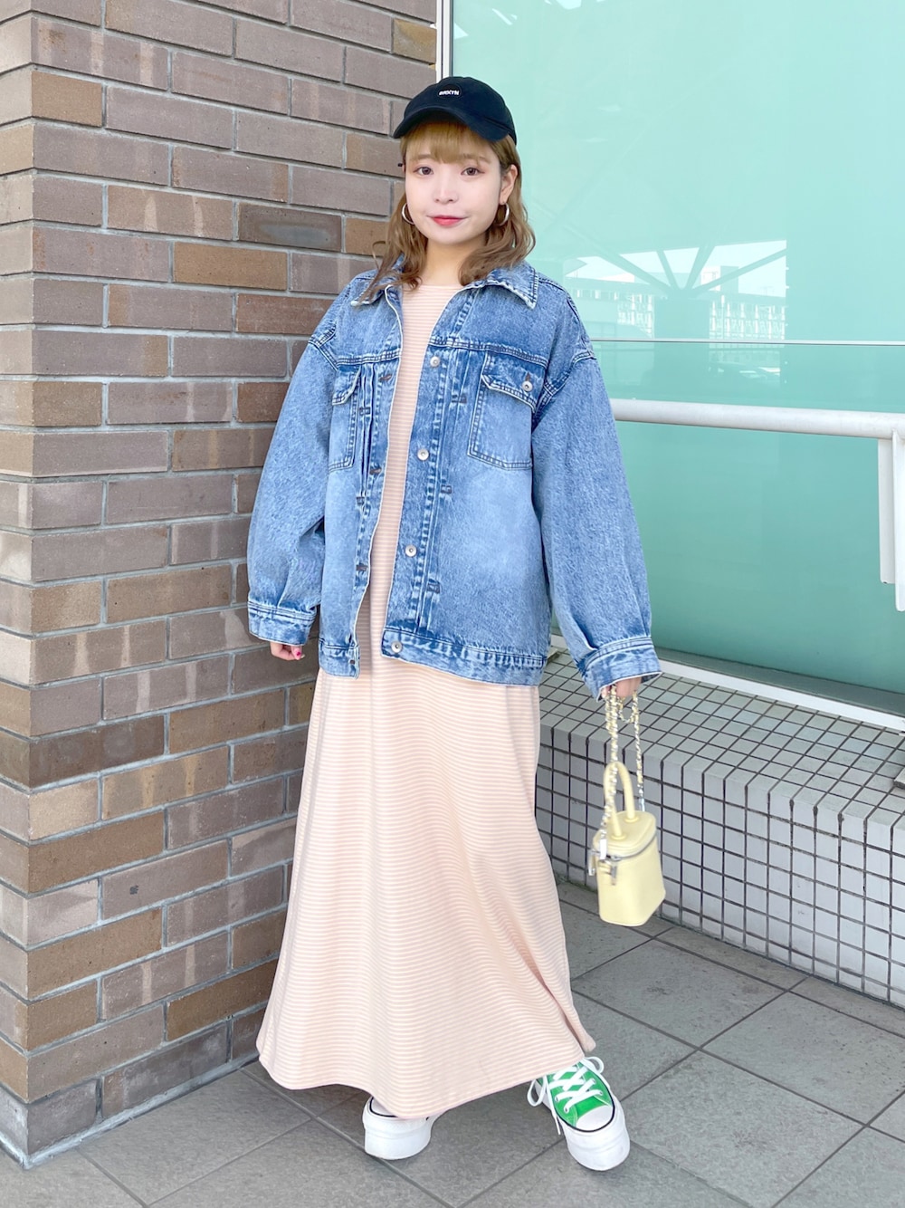 「wcloset、ダブルクローゼット、ダブクロ、春コーデ、オトナカワイイ、休日コーデ、大人カジュアル、デニムジャケット、Gジャン、春カラー、ワンピース、デニムコーデ、お花見コーデ、パステル映える春、骨格ストレート」｜「w closetのビッグデニムジャケット（デニムジャケット、ブルー系）」を使った、Shiho Moriokaさん（レディース・157cm）の春コーディネートの1枚目の写真