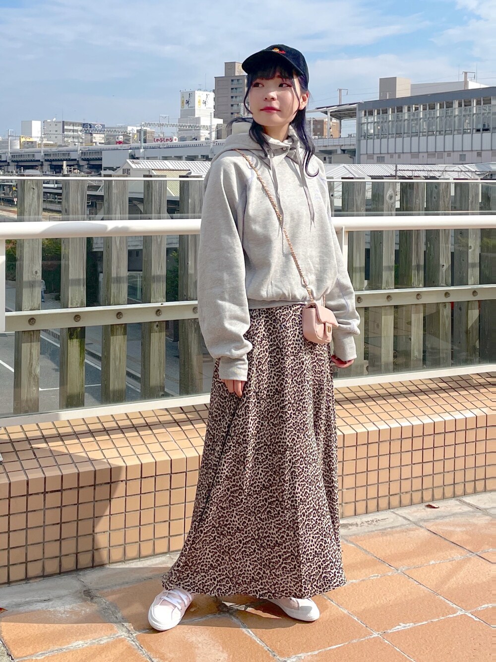 「wcloset、ダブルクローゼット、秋のコーデ、カジュアルコーデ、スウェット、バラクラバ、レオパード、キャミワンピ、レオパード柄、スカートスタイル、ゆるコーデ、韓国ファッション、キャップコーデ、骨格ストレート」｜「w closetの【マルチウェイ】フーディバラクラバ＆スウェットSET（スウェット、グレー系）」を使った、Shiho Moriokaさん（レディース・157cm）の秋コーディネートの1枚目の写真