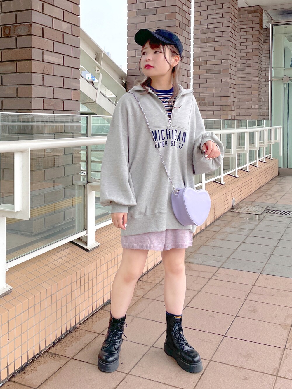 「wcloset、w closet、ダブルクローゼット、秋服コーデ、カジュアルコーデ、スウェット、ハーフジップ、ボーダー、ショートブーツ、ショートパンツ、ニットパンツ、カラーコーデ、ハートバッグ、カジュアル、骨格ストレート」｜「w closetのハーフZIP刺繍スウェット（スウェット、グレー系）」を使った、Shiho Moriokaさん（レディース・157cm）の秋コーディネートの1枚目の写真