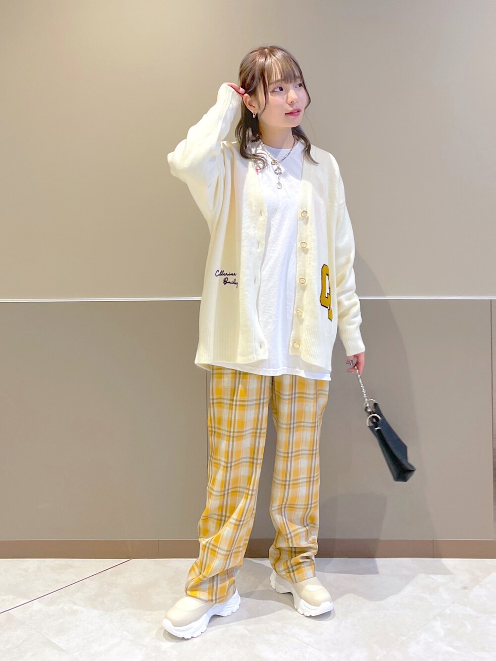 「wcloset、w closet、ダブルクローゼット、カーディガン、カジュアルコーデ、秋冬、パンツスタイル、ゆったりコーデ、レイヤードスタイル、カラーコーデ、レタードカーディガン、チェックパンツ、スニーカーブーツ、ミニバッグ、骨格ストレート」｜「w closetのロゴプリントロンT（Tシャツ/カットソー、ホワイト系）」を使った、Shiho Moriokaさん（レディース・157cm）の秋コーディネートの1枚目の写真