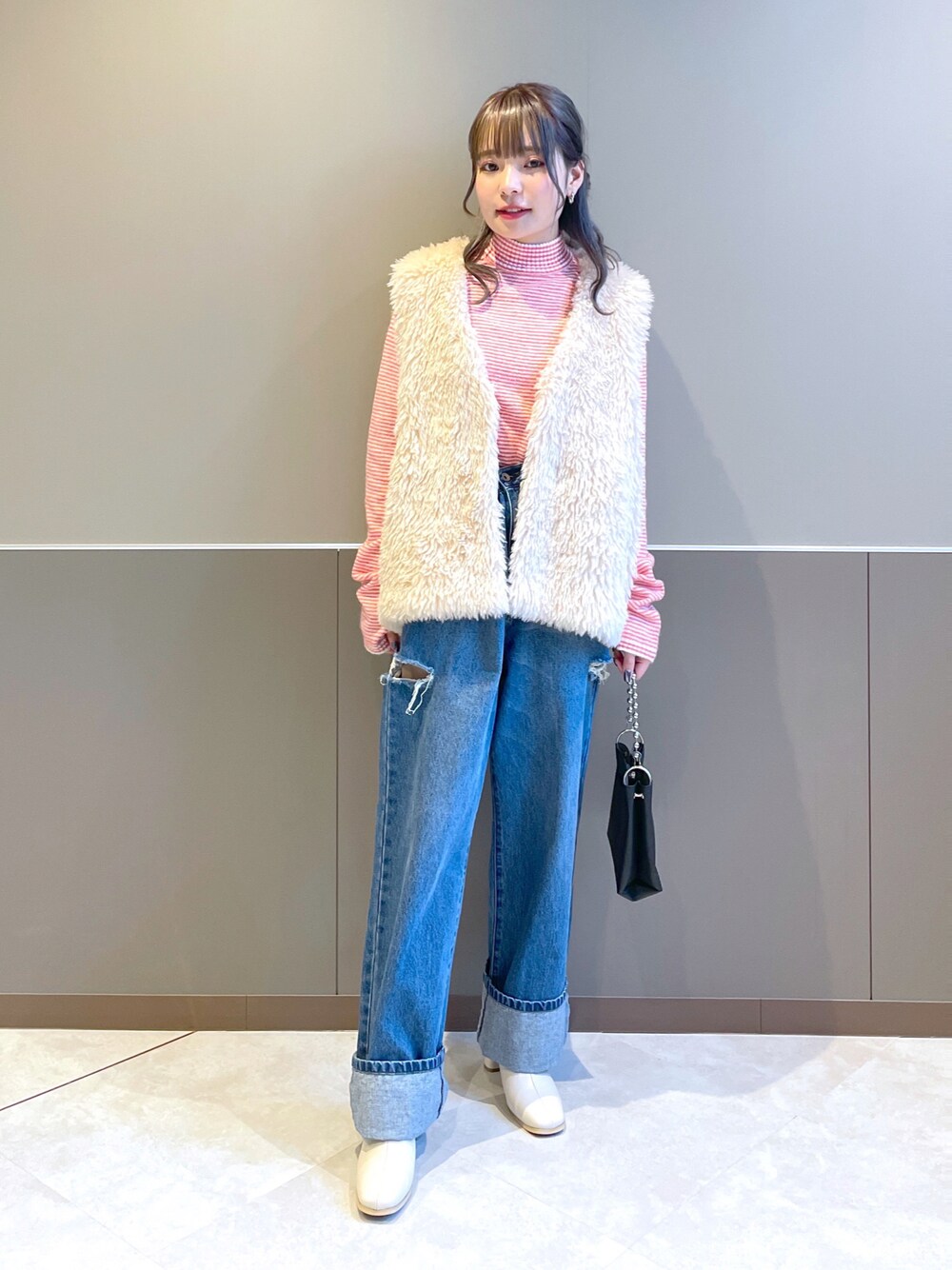 「wcloset、w closet、ダブルクローゼット、秋コーデ、オトナ女子、カジュアル、カジュアルコーデ、ファーベスト、ボーダー、ボーダートップス、ボーダーニット、デニム、デニムパンツ、ダメージデニムパンツ、骨格ストレート」｜「w closetのマイクロボーダーハイネックニットプルオーバー（ニット/セーター、レッド系）」を使った、Shiho Moriokaさん（レディース・157cm）の秋コーディネートの1枚目の写真
