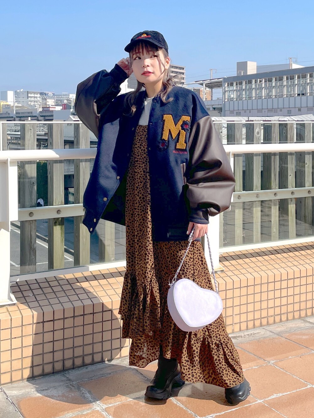 「wcloset、w closet、ダブルクローゼット、スタジャン、カジュアルコーデ、レオパード、キャミワンピ、秋冬コーデ、厚底シューズ、骨格ストレート、ストリート、レイヤードスタイル、着回しコーデ、キャップコーデ」｜「w closetのマーガレットメルトンスタジャン（スタジャン、ブルー系）」を使った、Shiho Moriokaさん（レディース・157cm）の秋コーディネートの1枚目の写真