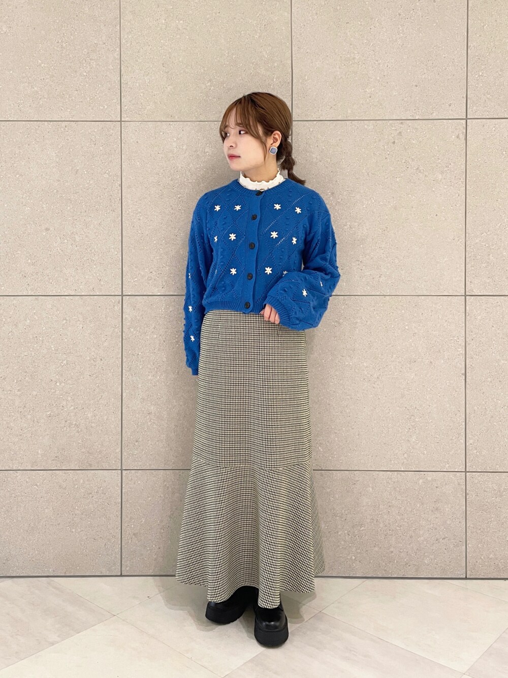 「wcloset、ダブルクローゼット、冬、冬コーデ、ニット、カーディガン、レトロ、レトロニット、マーメイドスカート、チェックスカート、ロングスカート、ハイネック、ショート丈」｜「w closetの【新色追加】5Gポプコン編み+花刺繍カーディガン（カーディガン/ボレロ、ブルー系）」を使った、Shiho Moriokaさん（レディース・157cm）の冬コーディネートの1枚目の写真
