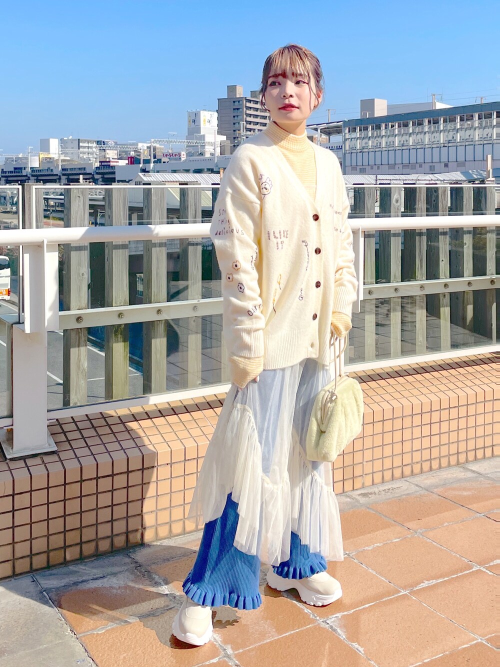 「wcloset、w closet、ダブルクローゼット、秋服コーデ、カジュアルコーデ、カラーコーデ、カーディガン、ポップ、ボーダー、レイヤードスタイル、カラーパンツ、チュール、チュールワンピ、キャミワンピ、骨格ストレート」｜「w closetの落書き風レタードカーディガン（カーディガン/ボレロ、ホワイト系）」を使った、Shiho Moriokaさん（レディース・157cm）の秋コーディネートの1枚目の写真