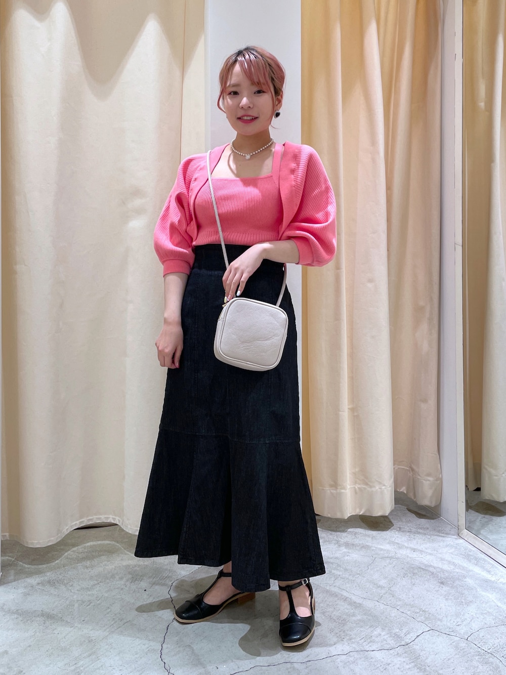 「wcloset、w closet、ダブルクローゼット、春夏コーデ、オトナカジュアル、カジュアル、カラー×コーデ、ショート丈トップス、カーディガン、キャミソール、マーメイドスカート、デニムスカート、バッグ、パンプス、ピンクコーデ」｜「w closetの【マルチウェイ】ニットショートカーディガン+キャミソールSET（ニット/セーター、ピンク系）」を使った、Shiho Moriokaさん（レディース・157cm）の春コーディネートの1枚目の写真