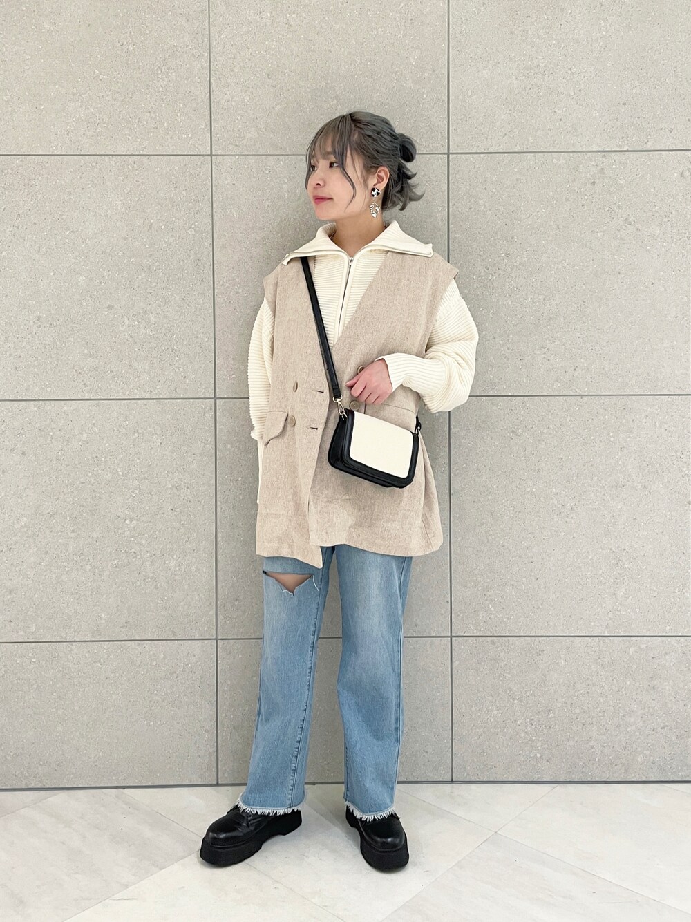 「wcloset、ダブルクローゼット、春コーデ、春、ベスト、ジレ、カーディガン、ショート丈トップス、デニム、デニムパンツ、ダメージデニムパンツ、パンツスタイル、ショルダーバッグ」｜「w closetのVネックW前BIGシルエットジレ（ベスト、ベージュ系）」を使った、Shiho Moriokaさん（レディース・157cm）の春コーディネートの1枚目の写真