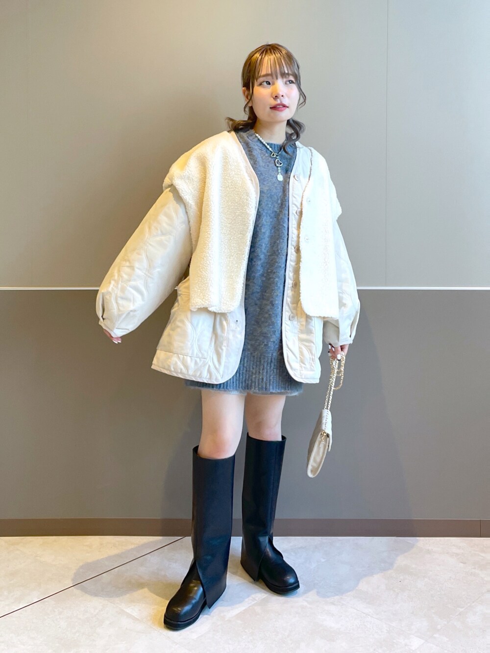 「wcloset、w closet、ダブルクローゼット、冬コーデ、冬、キルティング、ボアベスト、カジュアルコーデ、ロングブーツ、ニット、カラーニット、ミニ丈、カラーコーデ、大人かわいい、骨格ストレート」｜「w closetの【マルチウェイ】中綿キルティングVネックジャケット（ミリタリージャケット、ホワイト系）」を使った、Shiho Moriokaさん（レディース・157cm）の秋コーディネートの1枚目の写真