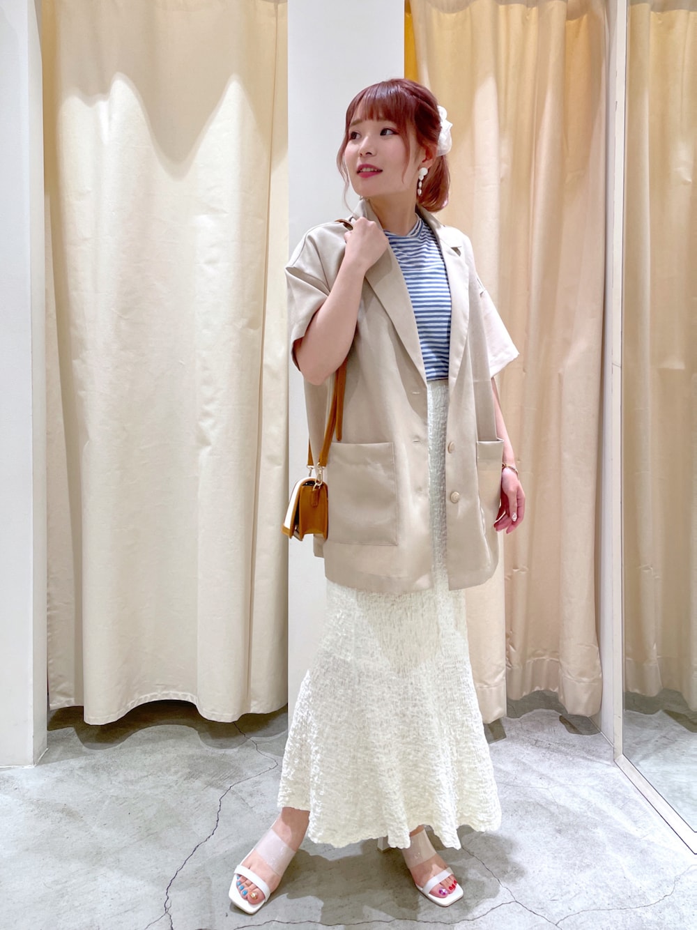 「w closet、wcloset、ダブルクローゼット、夏コーデ、キレイめ、大人かわいい、大人ガーリー、ジャケット、ボーダー、マーメイドスカート、ベージュ、ベージュコーデ、ブルー、サンダル、骨格ストレート」｜「w closetのクルーネックノースリーブTシャツ（Tシャツ/カットソー、ホワイト系）」を使った、Shiho Moriokaさん（レディース・157cm）の夏コーディネートの1枚目の写真