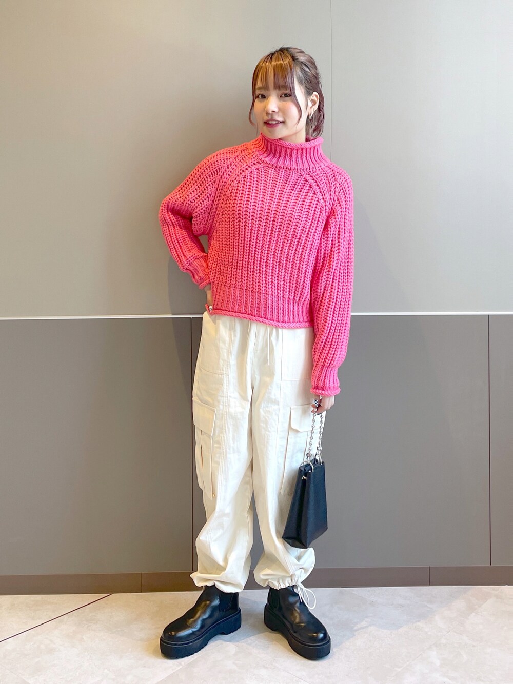 「wcloset、w closet、ダブルクローゼット、秋のコーデ、カジュアルコーデ、ゆるコーデ、ニット、カラーニット、タートルニット、カーゴパンツ、ピンク、カラーコーデ、骨格ストレート」｜「Alley by w closetの【Alley】オフタートルニットプルオーバー（ニット/セーター、ピンク系）」を使った、Shiho Moriokaさん（レディース・157cm）の秋コーディネートの1枚目の写真