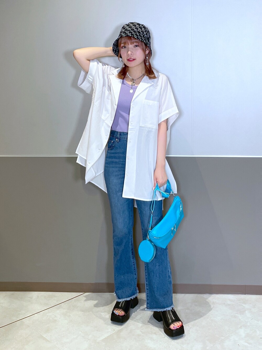 「wcloset、w closet、ダブルクローゼット、大人カジュアル、オトナ女子、カジュアル、カジュアルコーデ、バケットハット、シャツスタイル、デニム、カラーコーデ、真夏のアクティブスタイル、アメスリ、骨格ストレート」｜「w closetのオープンカラーBIGシャツ（シャツ/ブラウス、グレー系）」を使った、Shiho Moriokaさん（レディース・157cm）の夏コーディネートの1枚目の写真
