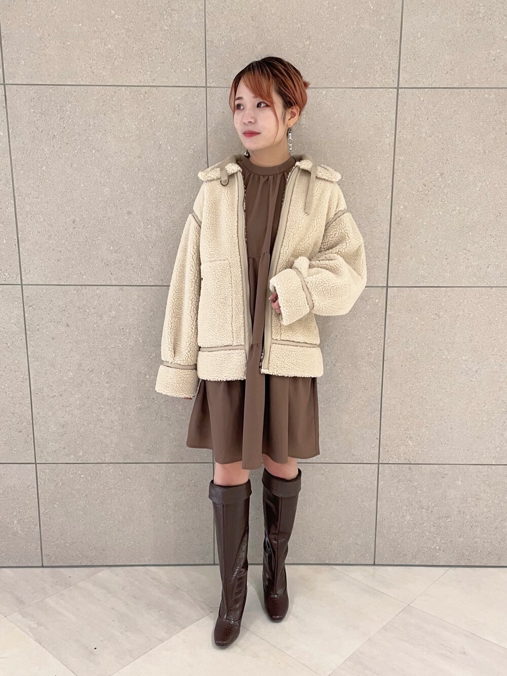 「wcloset、ダブルクローゼット、秋冬コーデ、アウター、ボア、ティアード、チュニック、ティアードワンピース、ミニワンピ、ロングブーツ、ワントーンコーデ、ムートンジャケット」｜「w closetのエコスエードムートンB3ブルゾン（ジャケット/アウター、ベージュ系）」を使った、Shiho Moriokaさん（レディース・157cm）の秋コーディネートの1枚目の写真