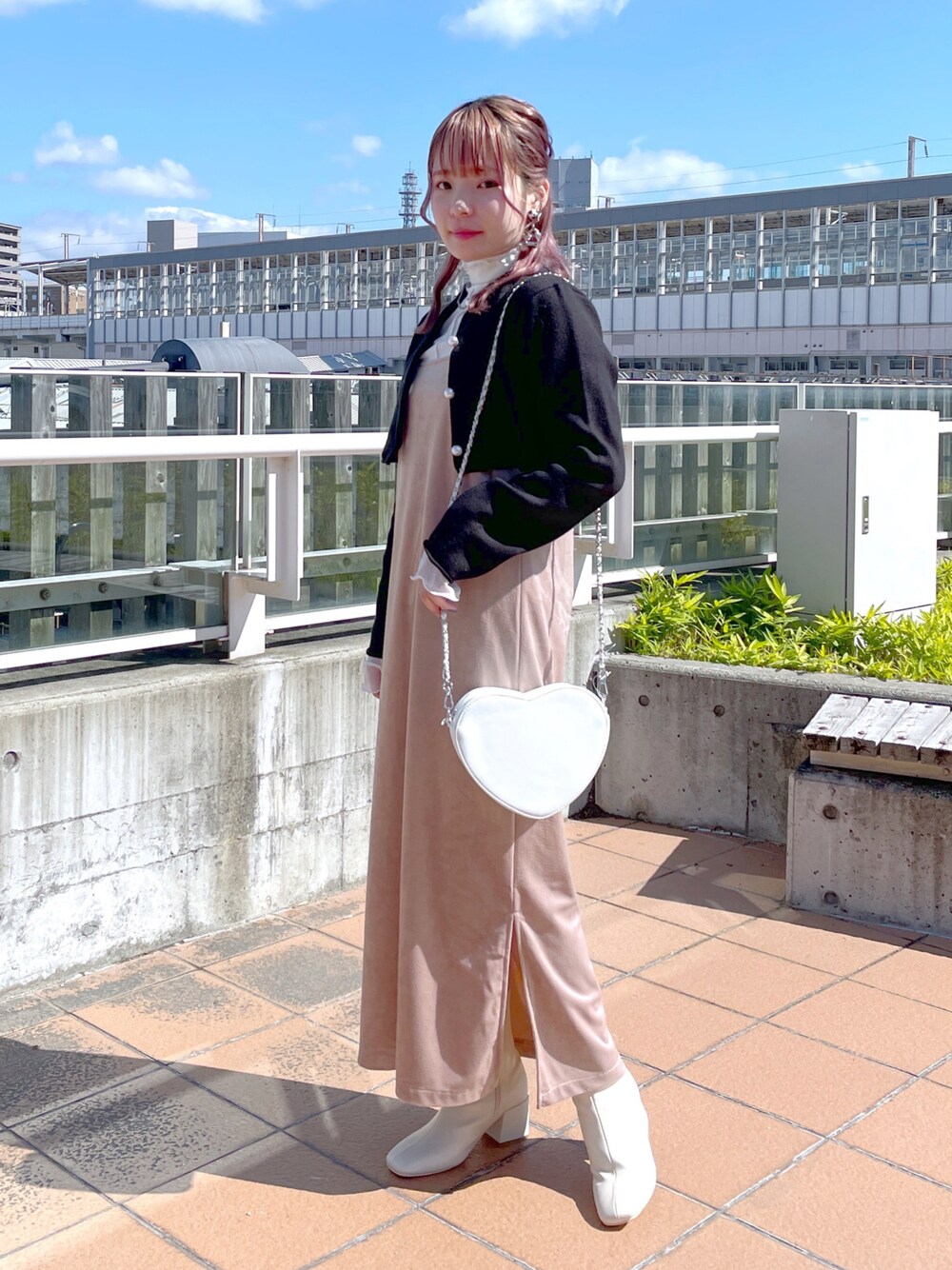 「w closet、wcloset、ダブルクローゼット、秋ルック紹介するよ、秋服コーデ、秋服、キレイめ、キャミワンピ、ショート丈トップス、ショートカーディガン、キレイめコーデ、ストレッチブーツ、大人かわいい、大人女子、骨格ストレート」｜「w closetのショートクルーネックカーディガン（カーディガン/ボレロ、ブラック系）」を使った、Shiho Moriokaさん（レディース・157cm）の秋コーディネートの1枚目の写真