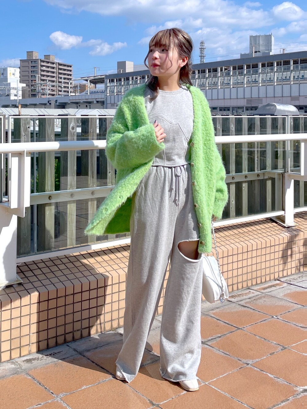 「wcloset、w closet、ダブルクローゼット、alleybywcloset、アリーバイダブルクローゼット、パンツスタイル、セットアップ、スウェットパンツ、カーディガン、カラーコーデ、韓国ファッション、韓国コーデ、骨格ストレート」｜「Alley by w closetの【Alley】ダメージスウェットパンツ（スウェットパンツ、グレー系）」を使った、Shiho Moriokaさん（レディース・157cm）の秋コーディネートの1枚目の写真
