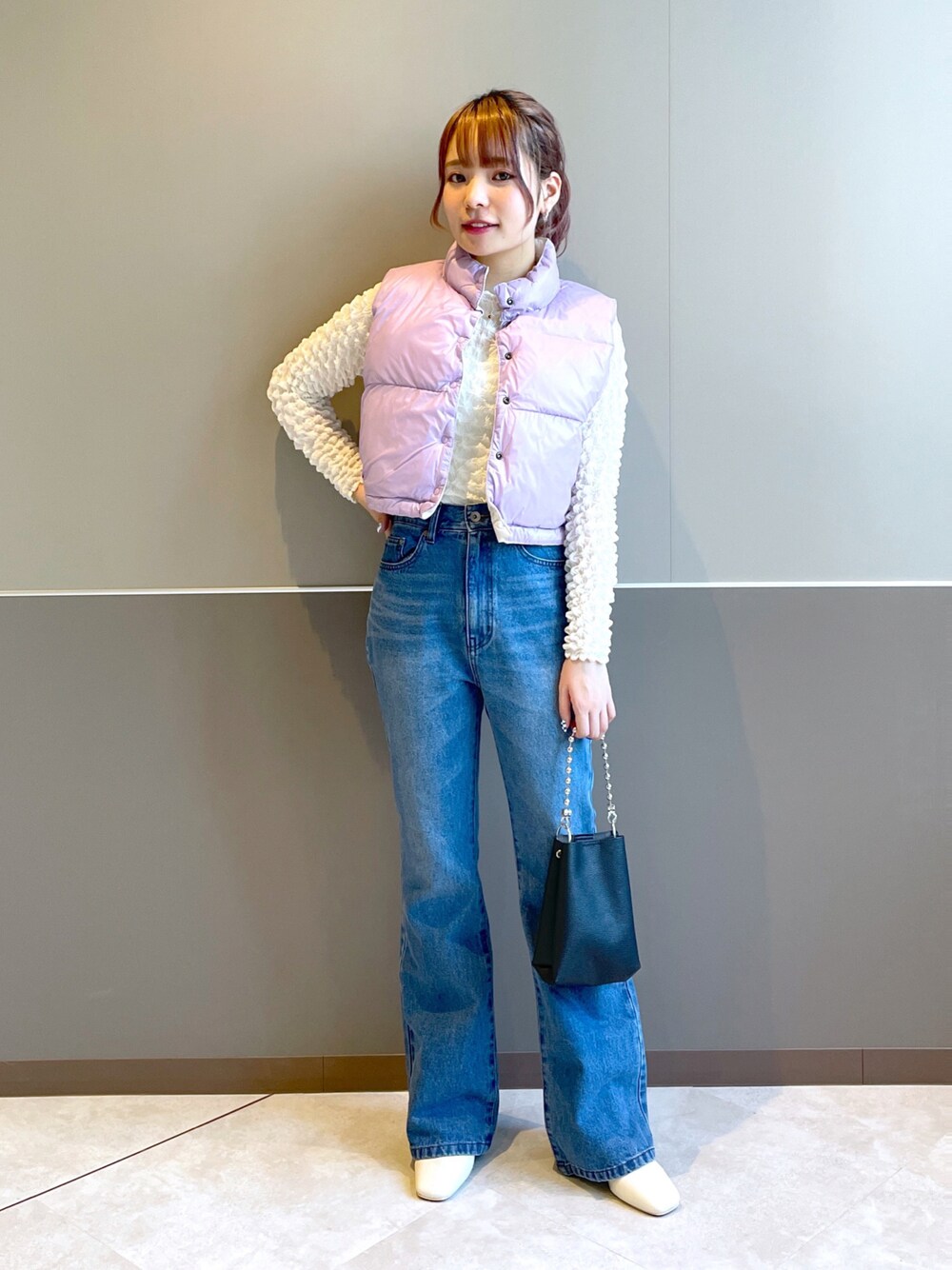 パープル系のジャケット/アウター、ホワイト系のシャツ/ブラウス、ブルー系のデニムパンツを着用したレディースの秋コーディネートの1枚目の写真