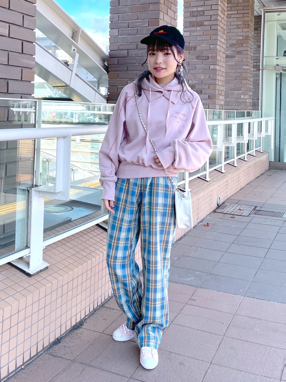 「wcloset、w closet、ダブルクローゼット、秋のコーデ、カジュアルコーデ、秋、ラクチンコーデ、カラーコーデ、カラー×コーデ、スウェット、バラクラバ、チェックパンツ、ピンクコーデ、ブルーコーデ、骨格ストレート」｜「w closetの【マルチウェイ】フーディバラクラバ＆スウェットSET（スウェット、ピンク系）」を使った、Shiho Moriokaさん（レディース・157cm）の秋コーディネートの1枚目の写真